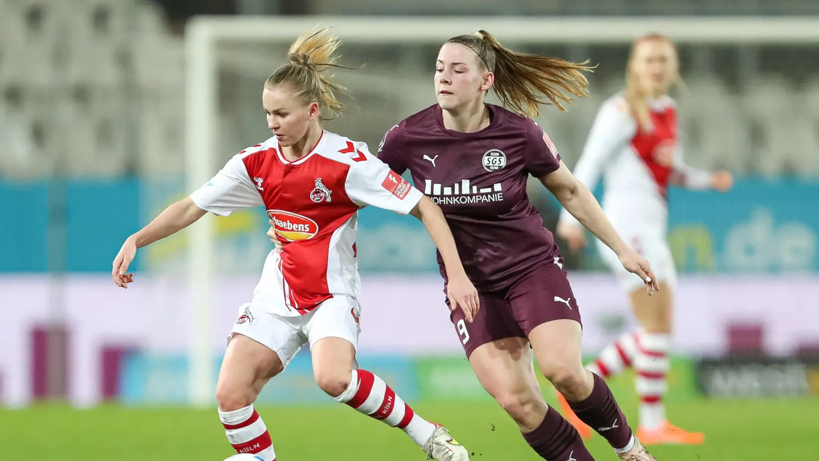 Laura Donhauser (1. FC Koeln) und die Erdingerin Ramona Maier (SGS Essen 19/68) im Zweikampf (Bild: Oliver Kaelke/dpa)