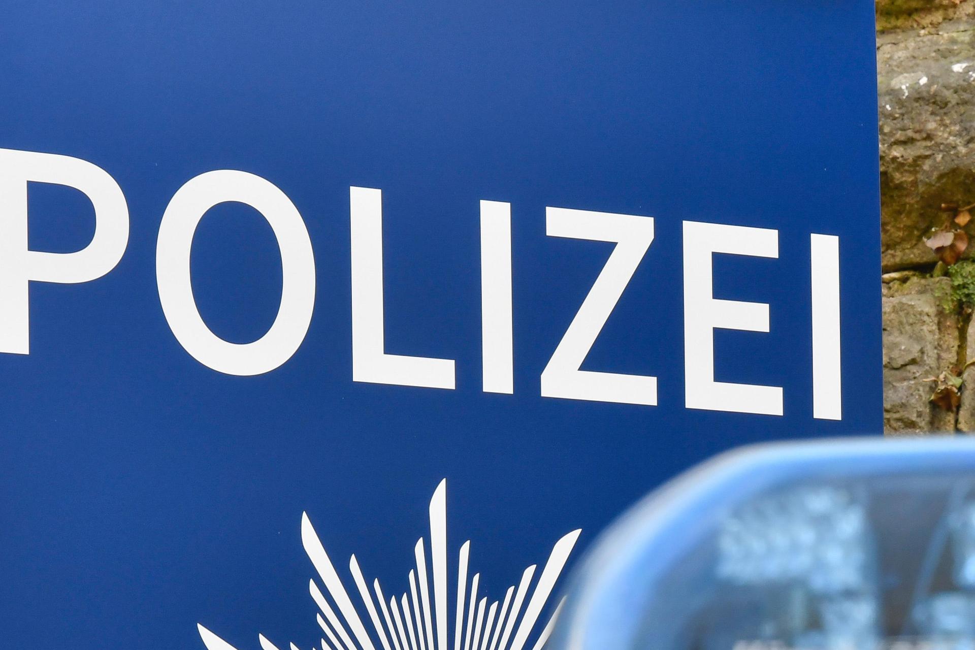 Unbekannte haben in der Endemannstraße in Amberg einen geparkten Opel beschädigt. (Symbolbild: Petra Hartl)