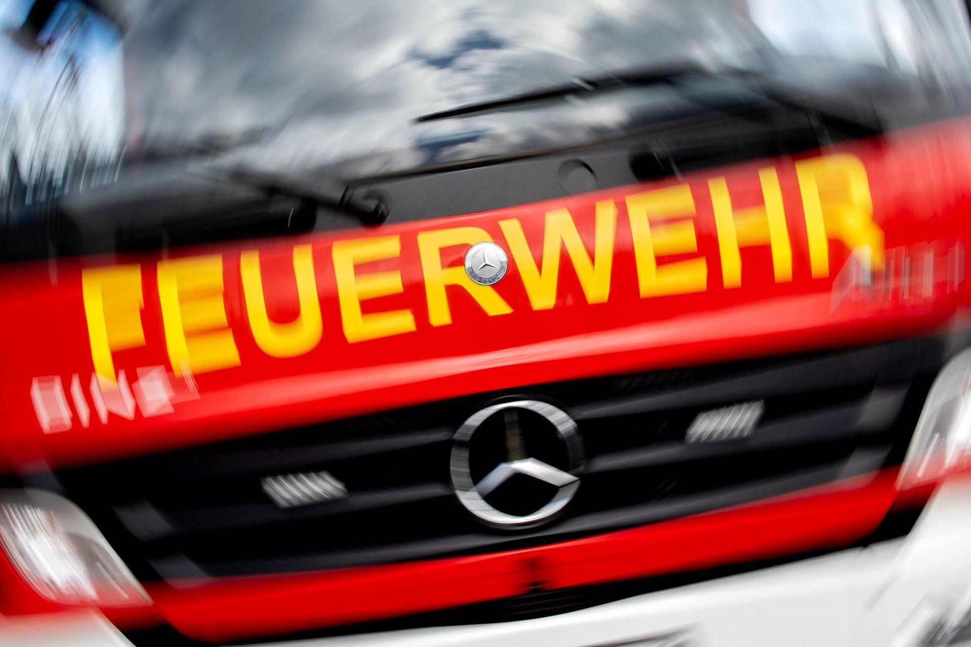 Ein Neubau in Edelsfeld geriet am frühen Sonntagabend in Brand.  (Symbolbild: Hauke-Christian Dittrich/dpa)