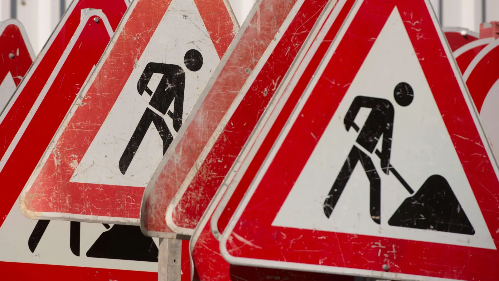 Die Stadt Amberg informiert über die Sperrung des Mariahilfbergwegs für Asphaltierungsarbeiten. (Symbolbild: Sebastian Kahnert / dpa)