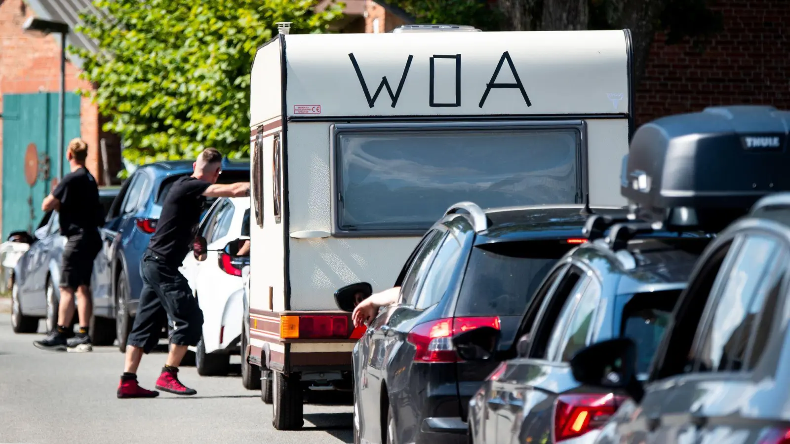 Diesmal stimmt in Wacken das Wetter bei der Anreise und es droht keine Schlammschlacht. (Bild: Daniel Bockwoldt/dpa)