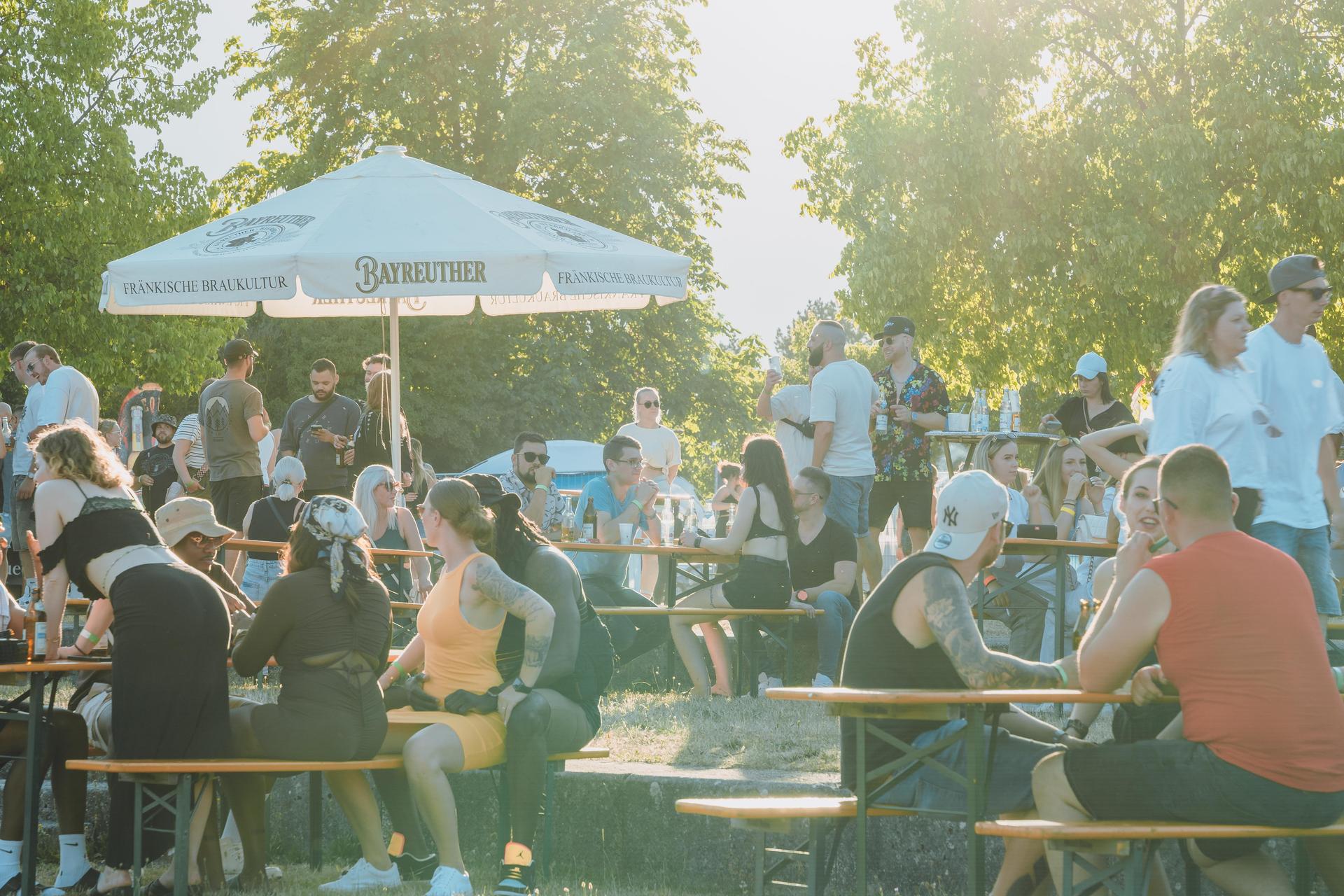 Shisha, Drinks und guter Hip-Hop. So war's am Hip-Hop BBQ in Amberg.  (Bild: Denise Helmschrott)