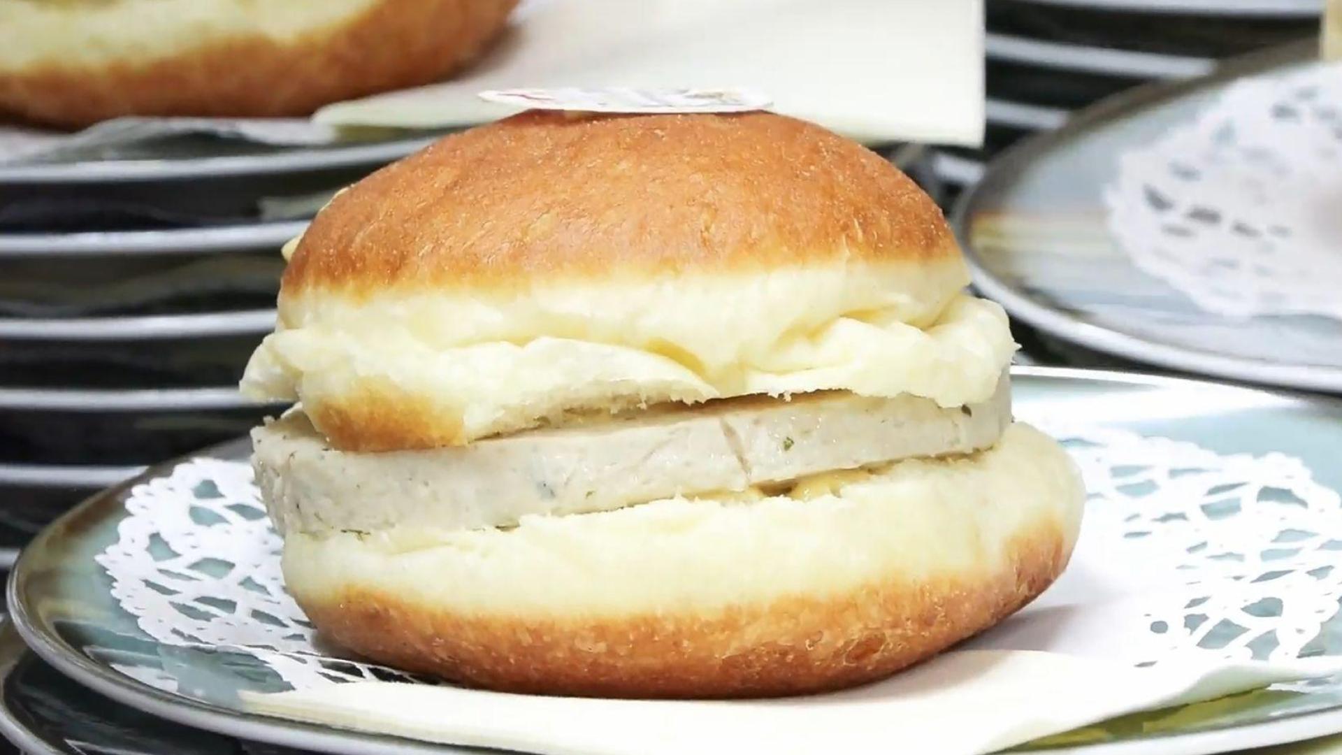 Münchens Wirtschaftsreferent sieht in dem Krapfen eine Art bayerischen Burger. (Bild: -/München TV/dpa)