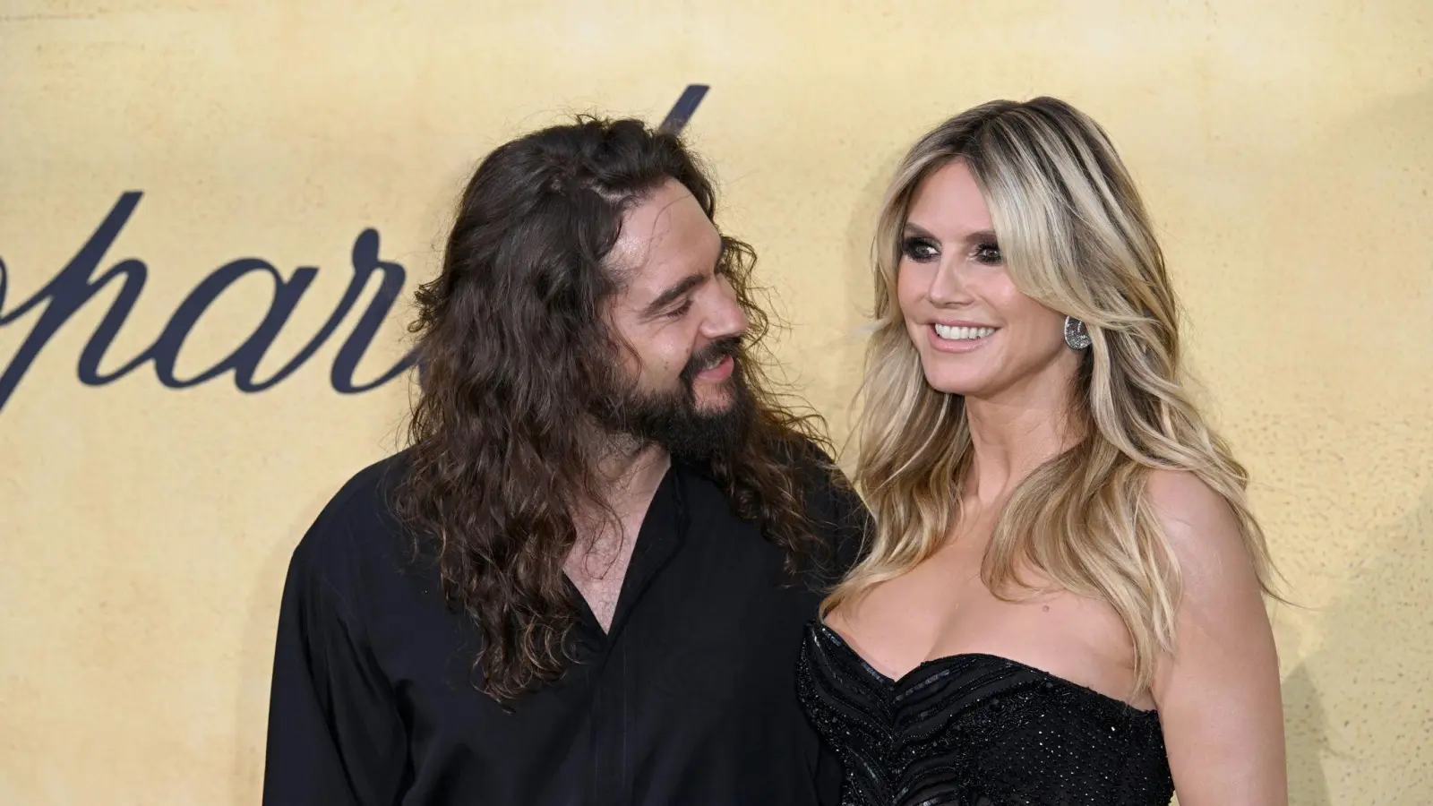 Heidi Klum und Tom Kaulitz machen gemeinsam Urlaub am Strand. (Archivbild) (Bild: Doug Peters/PA Wire/dpa)