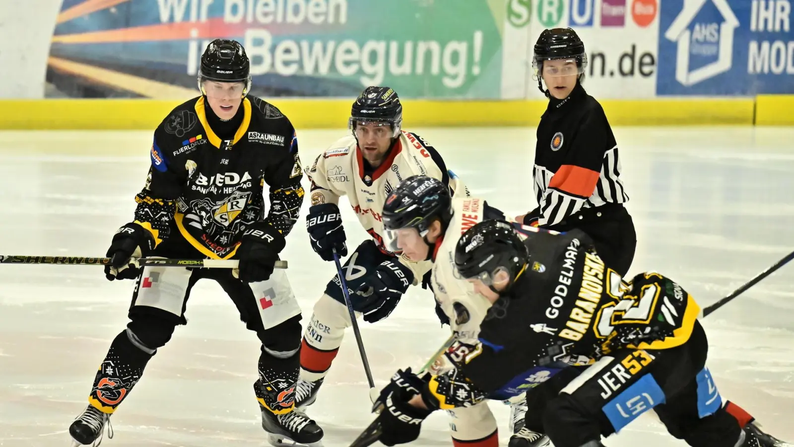 Roberts Baranovskis (rechts) und Fabian Broll (links) feierten mit dem ERSC Amberg einen Auswärtssieg in Pfaffenhofen. (Bild: Hubert Ziegler)