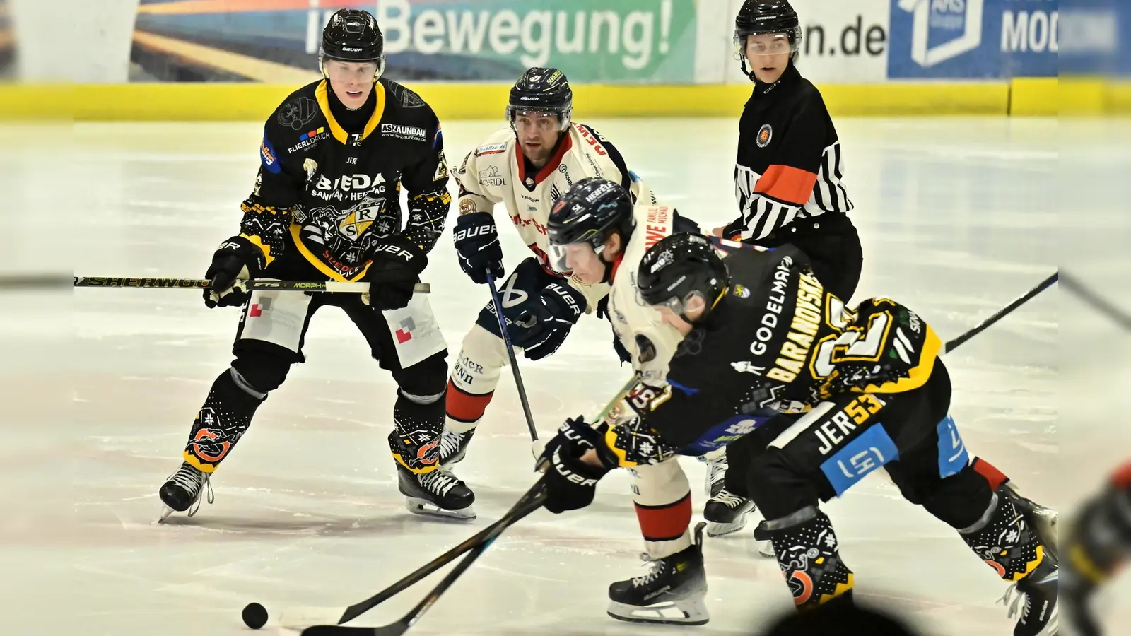 Roberts Baranovskis (rechts) und Fabian Broll (links) feierten mit dem ERSC Amberg einen Auswärtssieg in Pfaffenhofen. (Bild: Hubert Ziegler)
