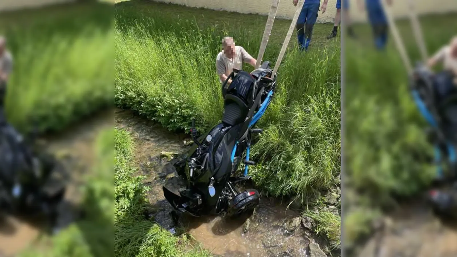 Das Trike plus Fahrerin landete im Wasser.  (Bild: Polizeistation Vilseck)