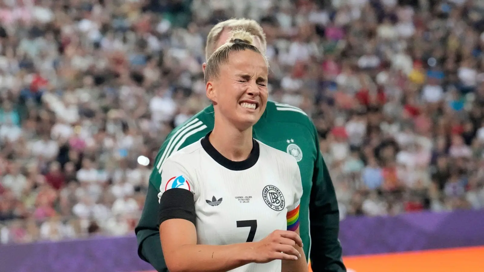 Giulia Gwinn hat sich beim EM-Auftakt schwer verletzt.  (Bild: Martin Meissner/AP/dpa)