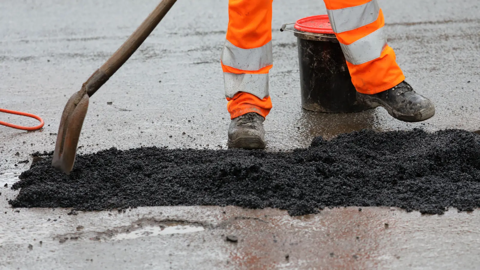 Wegen Asphaltierungsarbeiten wird die Schwandorfer Straße in Ensdorf zwischen Montag und Mittwoch komplett gesperrt. (Symbolbild: Bernd Wüstneck/dpa)