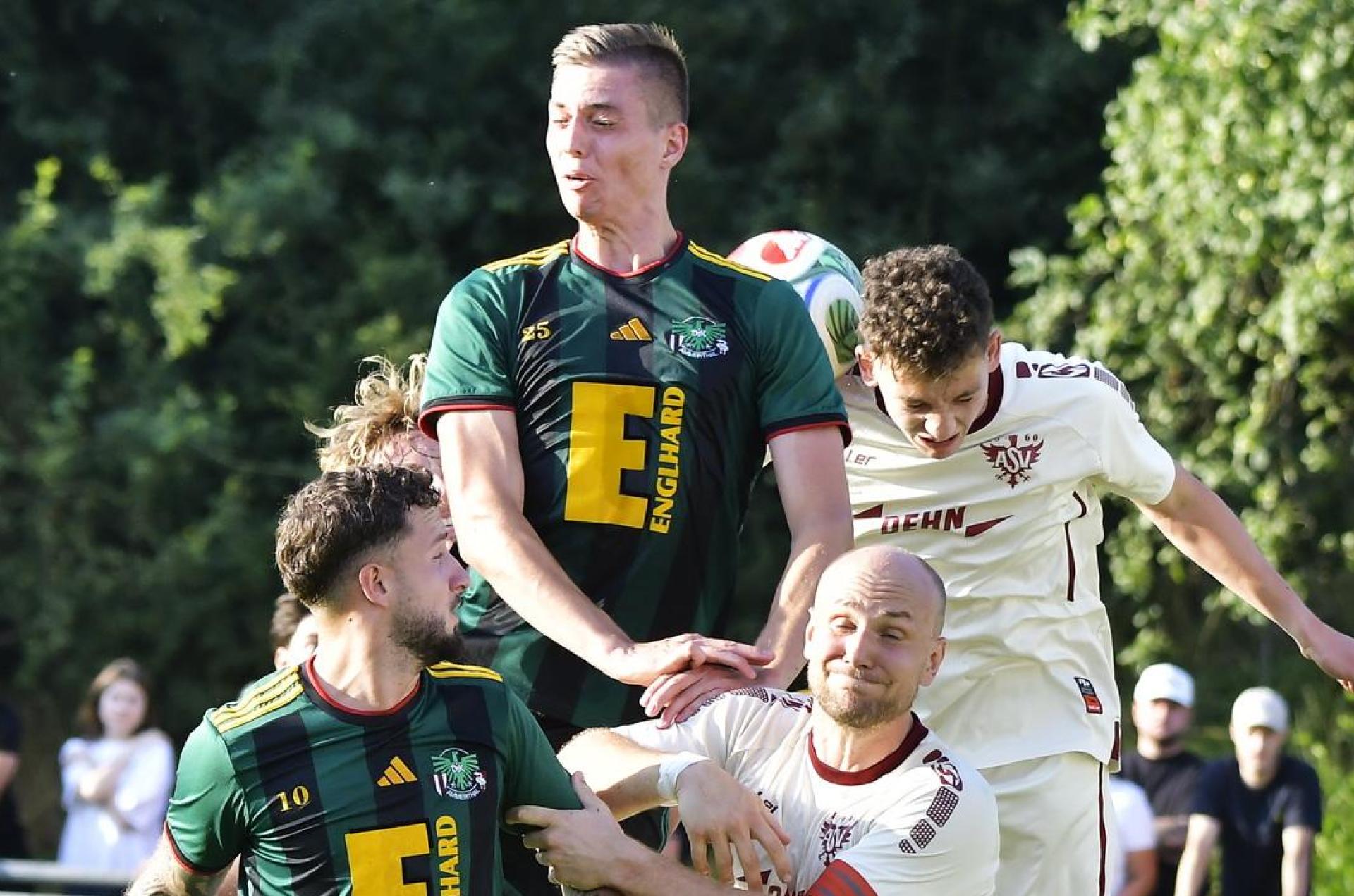 Dicke Luft im Neumarkter Strafraum nach einem Ammerthaler Freistoß mit Maximilian Hiltl (Dritter von links) von der DJK Ammerthal als Sieger im Kopfballduell. (Bild: Hubert Ziegler)