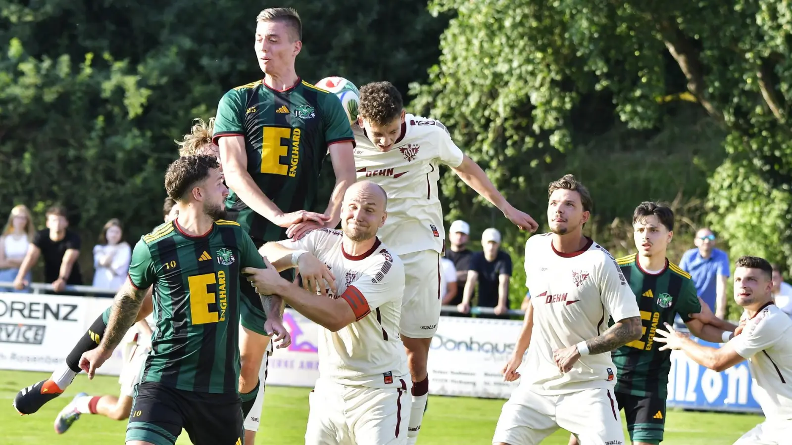 Dicke Luft im Neumarkter Strafraum nach einem Ammerthaler Freistoß mit Maximilian Hiltl (Dritter von links) von der DJK Ammerthal als Sieger im Kopfballduell. (Bild: Hubert Ziegler)