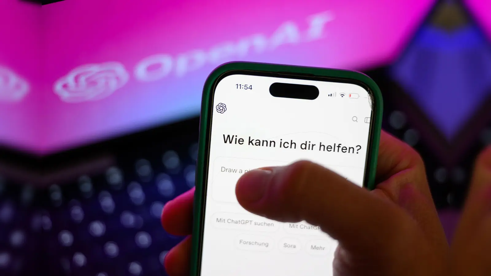 Der Einsatz von KI-Software schlägt der Studie zufolge vor allem auf Einstiegsjobs für junge Arbeitnehmer durch. (Archivbild) (Bild: Hendrik Schmidt/dpa/dpa-tmn)