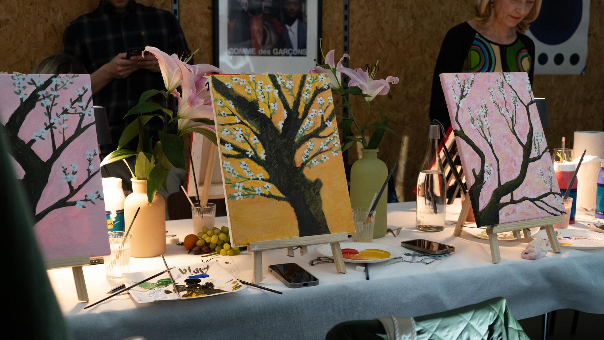 Apfelbaumäste malen und Aperitif trinken bei der Art Night in Sulzbach-Rosenberg. (Bild: knz)
