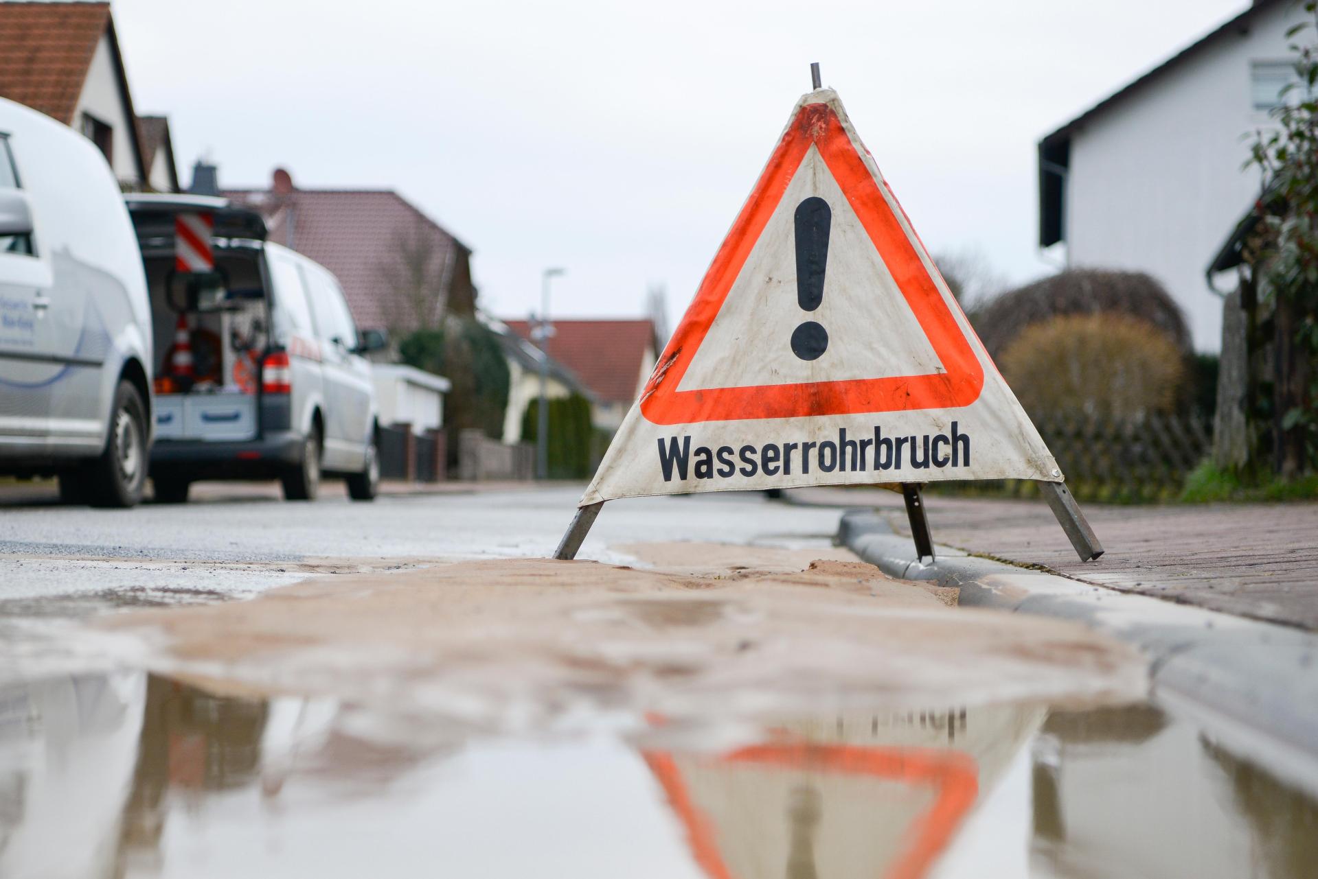 In Sulzbach-Rosenberg ist die Straße „Schießstätte” wegen eines Wasserrohrbruchs gesperrt.  (Symbolbild: Mike Bender)