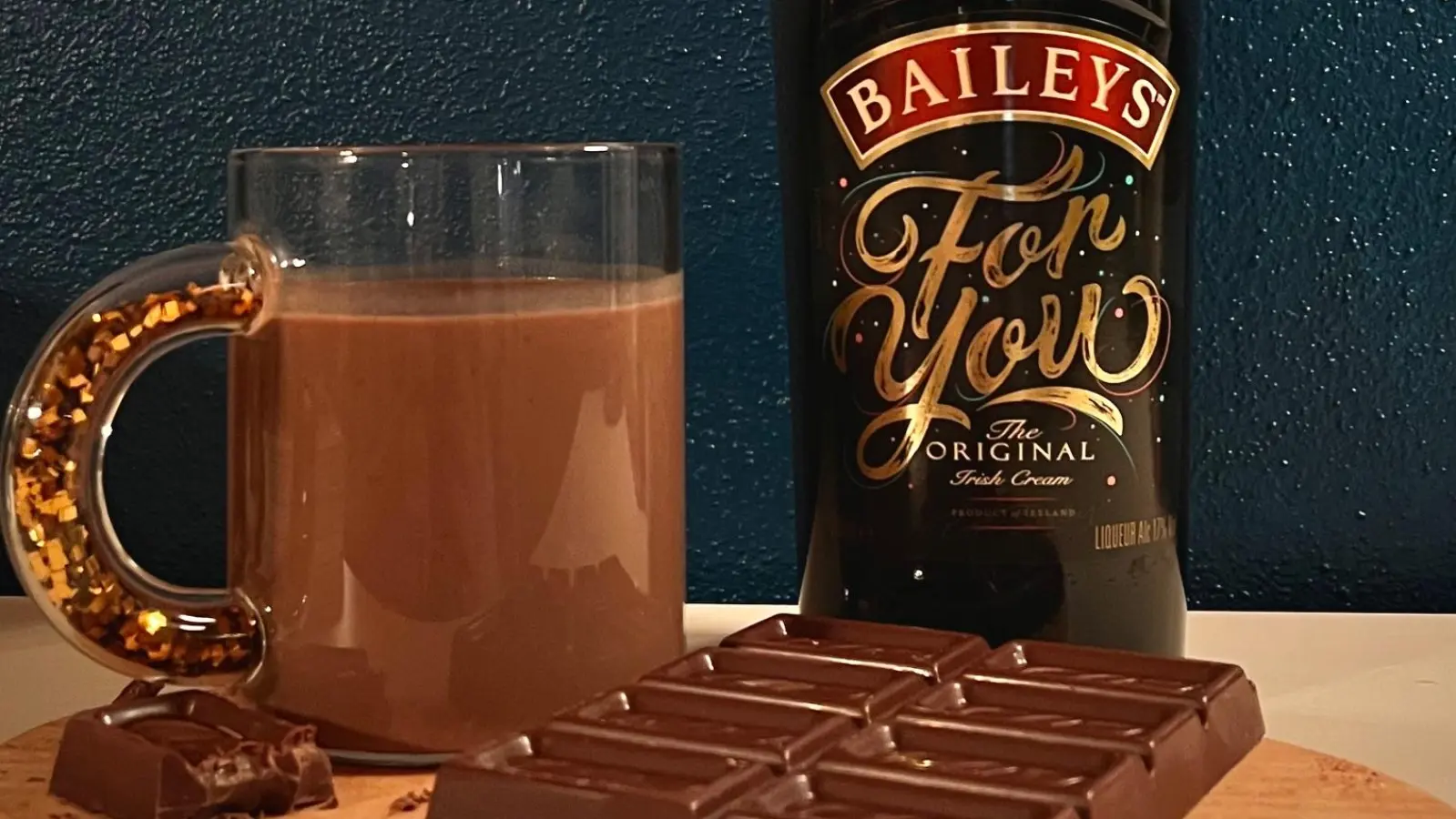 Heiße Schokolade wird nur noch besser mit einem Schuss Baileys darin. Wir zeigen euch, wie's geht. (Bild: knz)