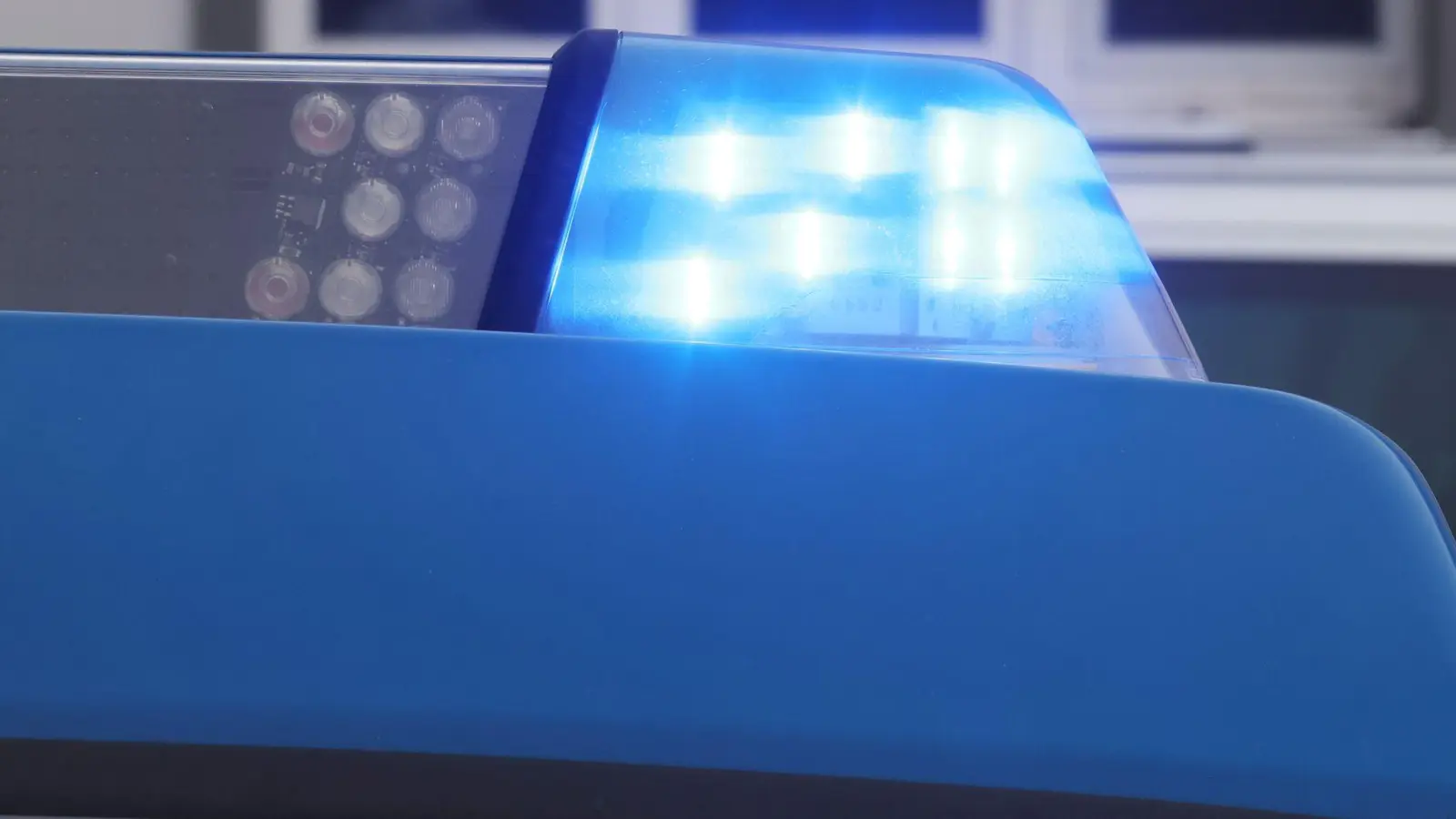 Das blinkende Blaulicht an einem Dienstauto der Polizei. (Bild: Bodo Schackow/dpa)