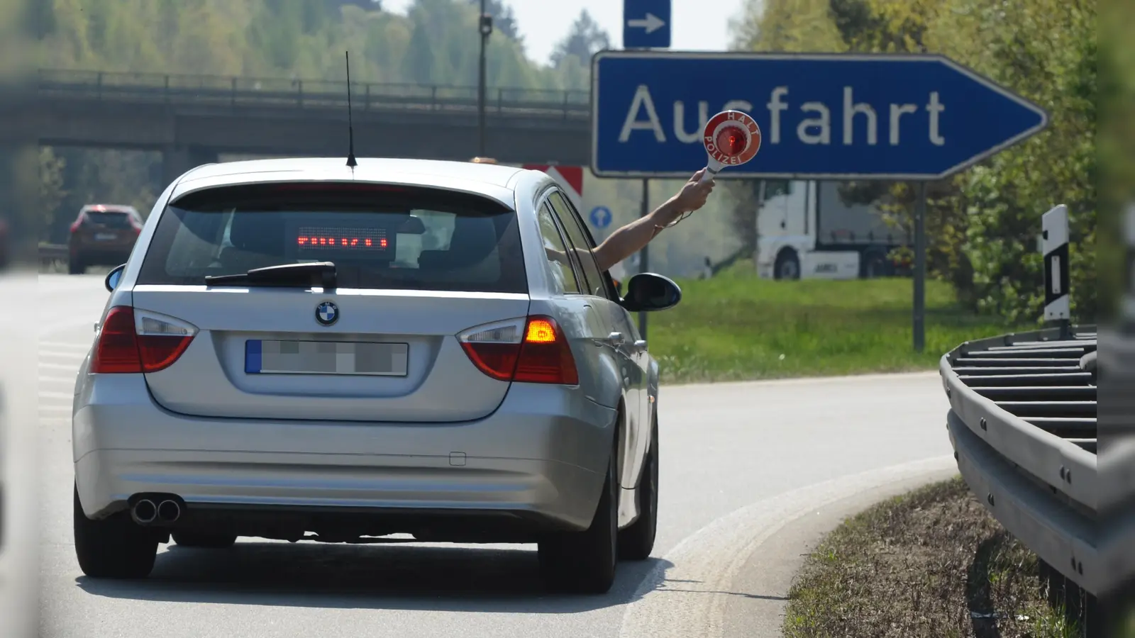 Eine Frau hat in Rosenheim das Auto vor ihr bedrängt und genötigt. Darin saßen aber Polizeibeamte in Zivil. (Symbolbild: Armin Weigel)