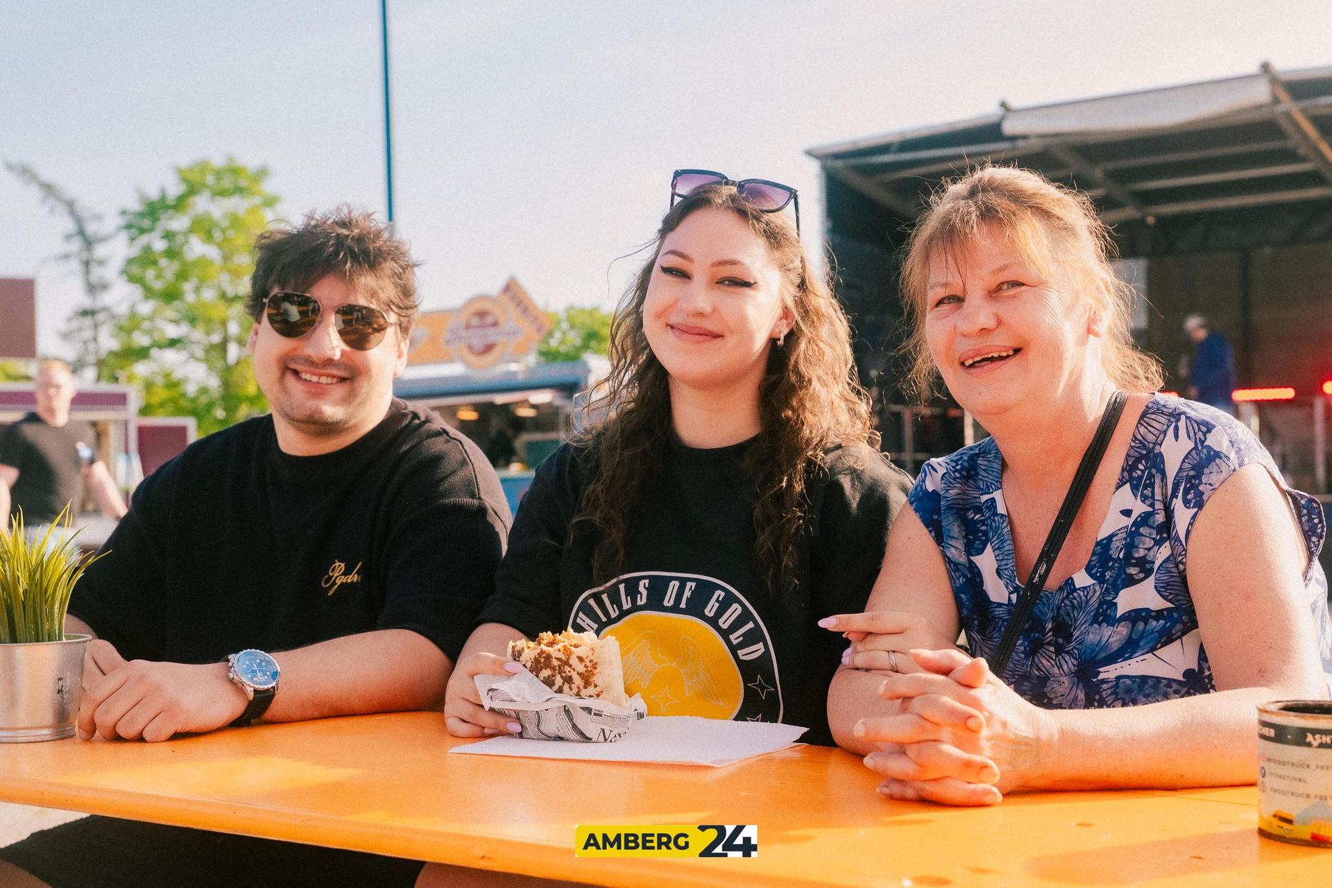 Auf dem Foodtruck-Festival in Amberg war am Freitag einiges los! (Bild: David Mueller)