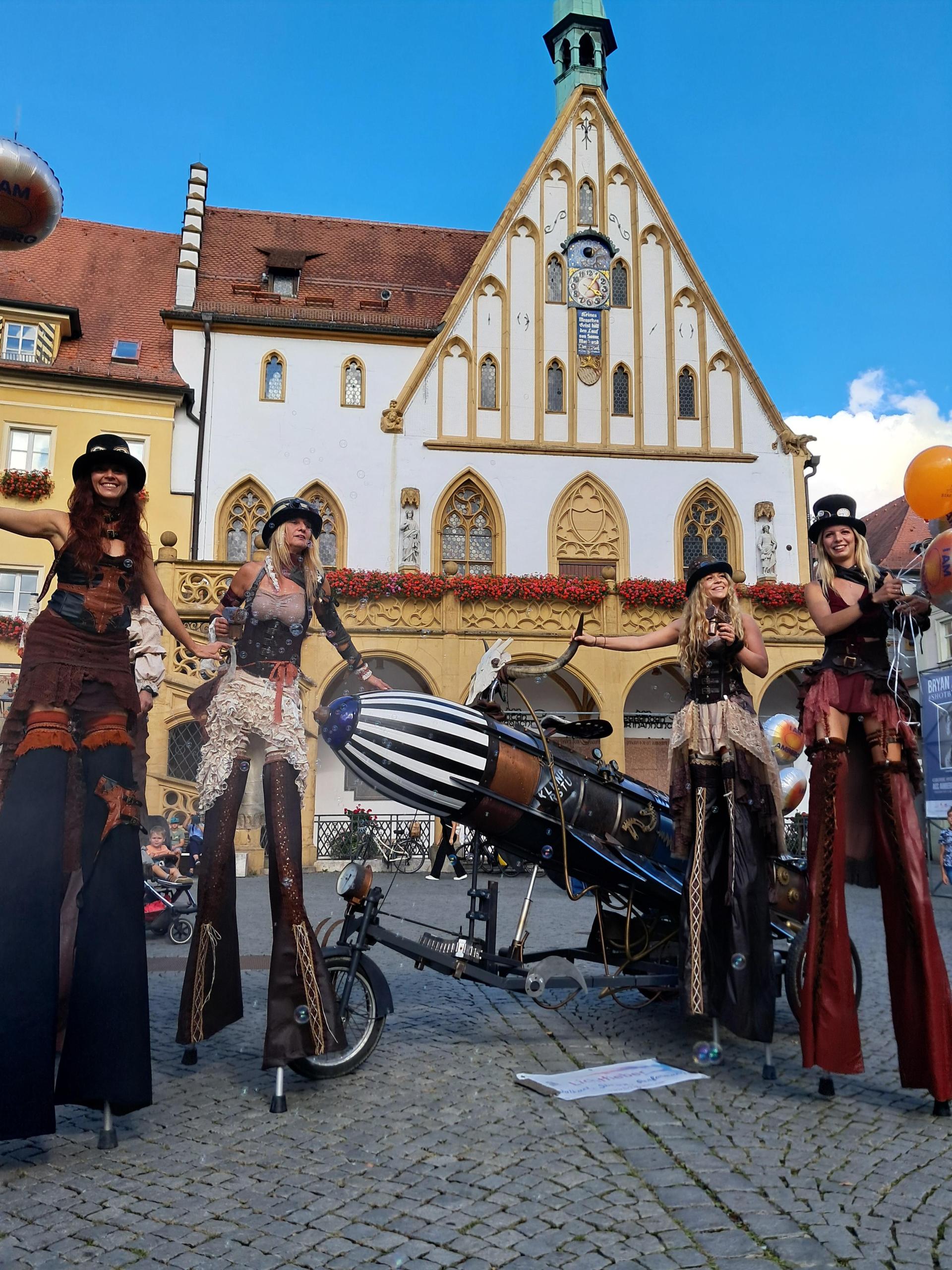 Die beliebte Stelzenläufer-Gruppe vom letzten Jahr wird auch dieses Jahr wieder bei „I Am Unique” in der Amberger Altstadt dabei sein.  (Archivbild: Zorka Dotto)