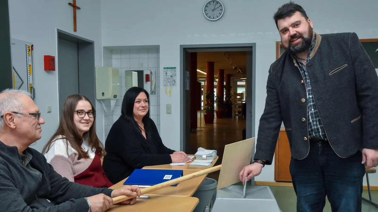 CSU-Bürgermeisterkandidat Stefan Frank (rechts) gab seine Stimme im HCA-Gymnasium ab. Rund fünf Stunden später stand fest, dass er die Wahl gewonnen hatte. (Bild: Stephan Huber)