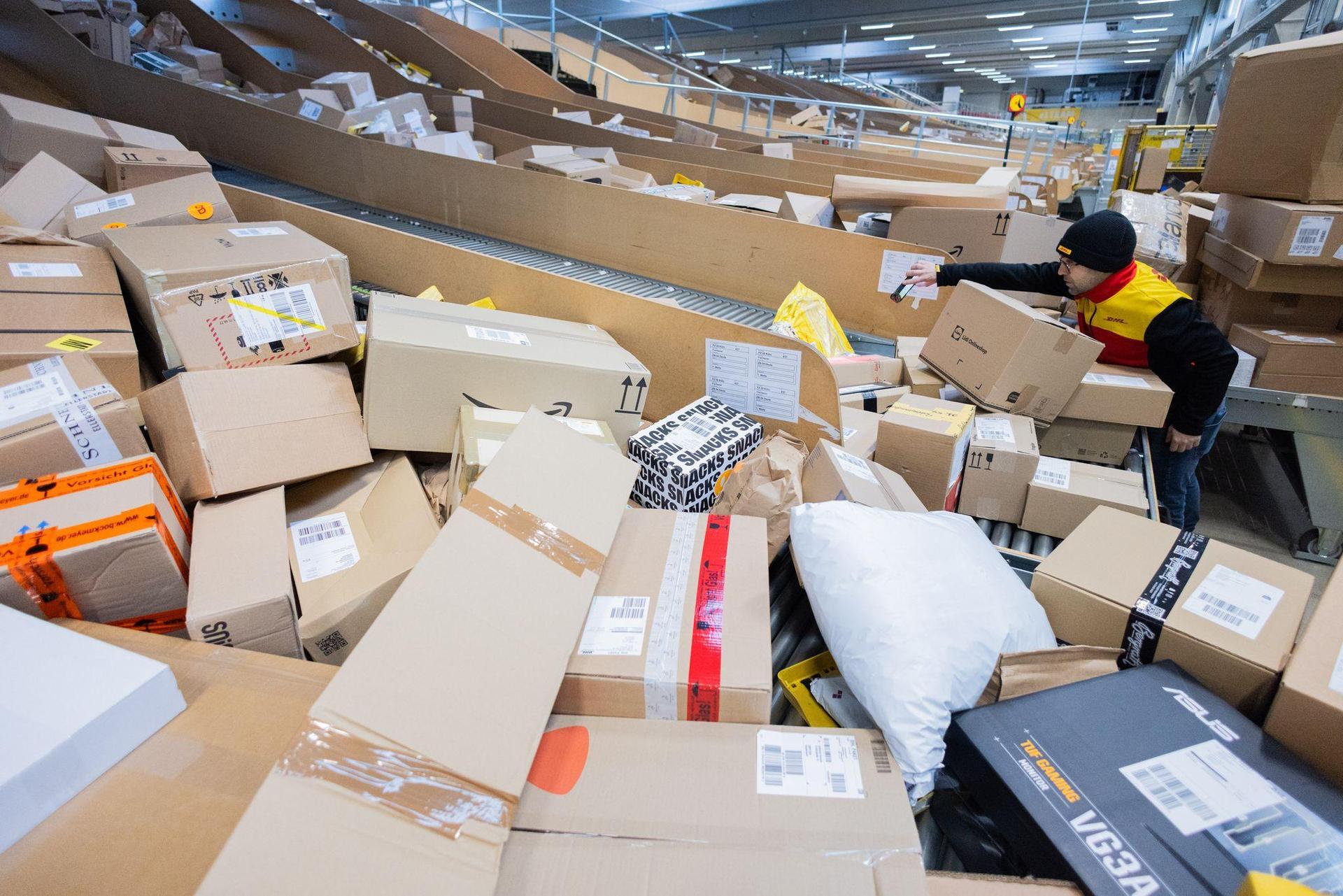 Gefährliche oder rechtswidrige Produkte von Online-Märkten landen auch in den digitalen Einkaufskörben deutscher Verbraucher. (Symbolbild) (Bild: Rolf Vennenbernd/dpa)