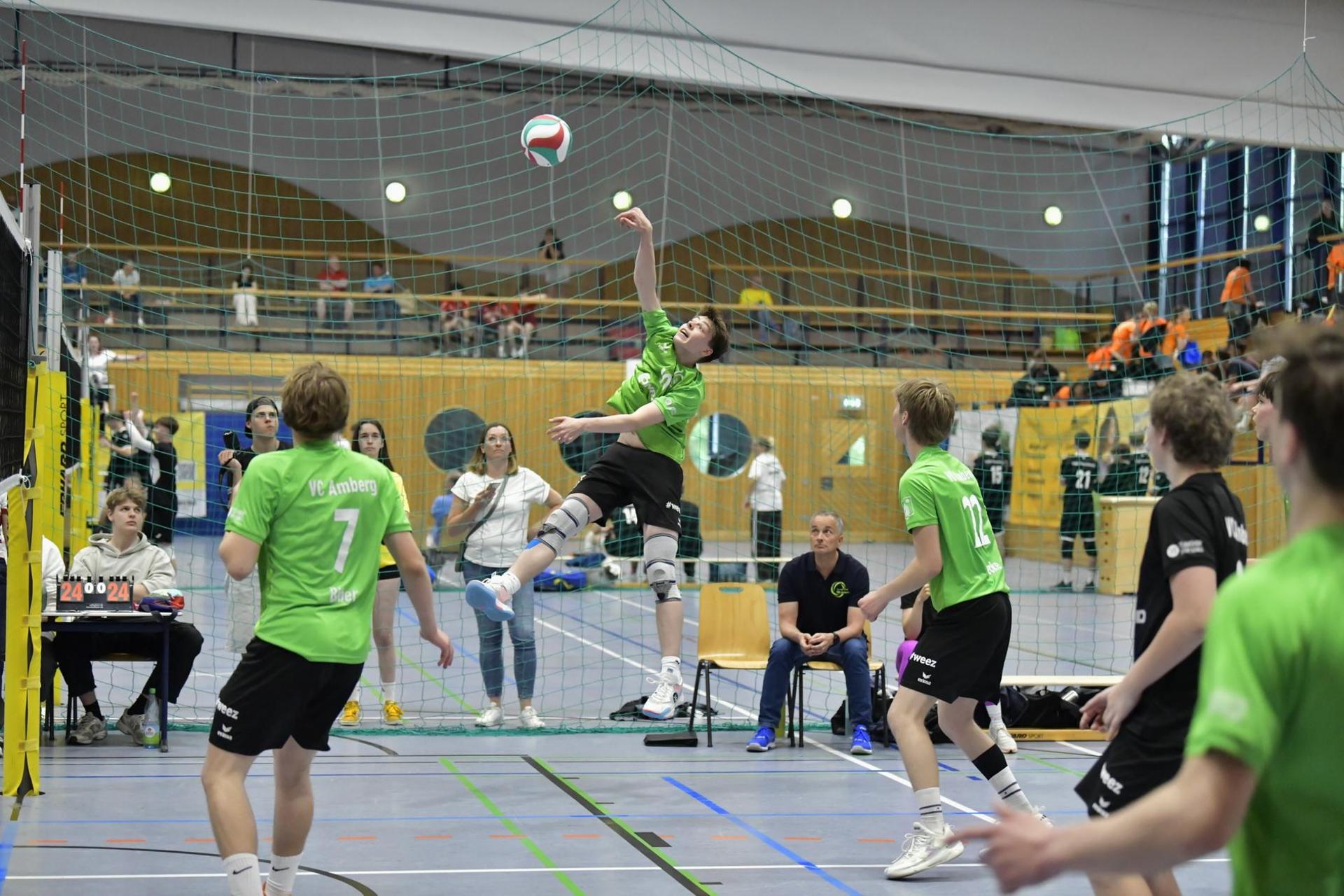 Magnus Wagner (Mitte) vom VC Amberg in Aktion. (Bild: Hubert Ziegler)