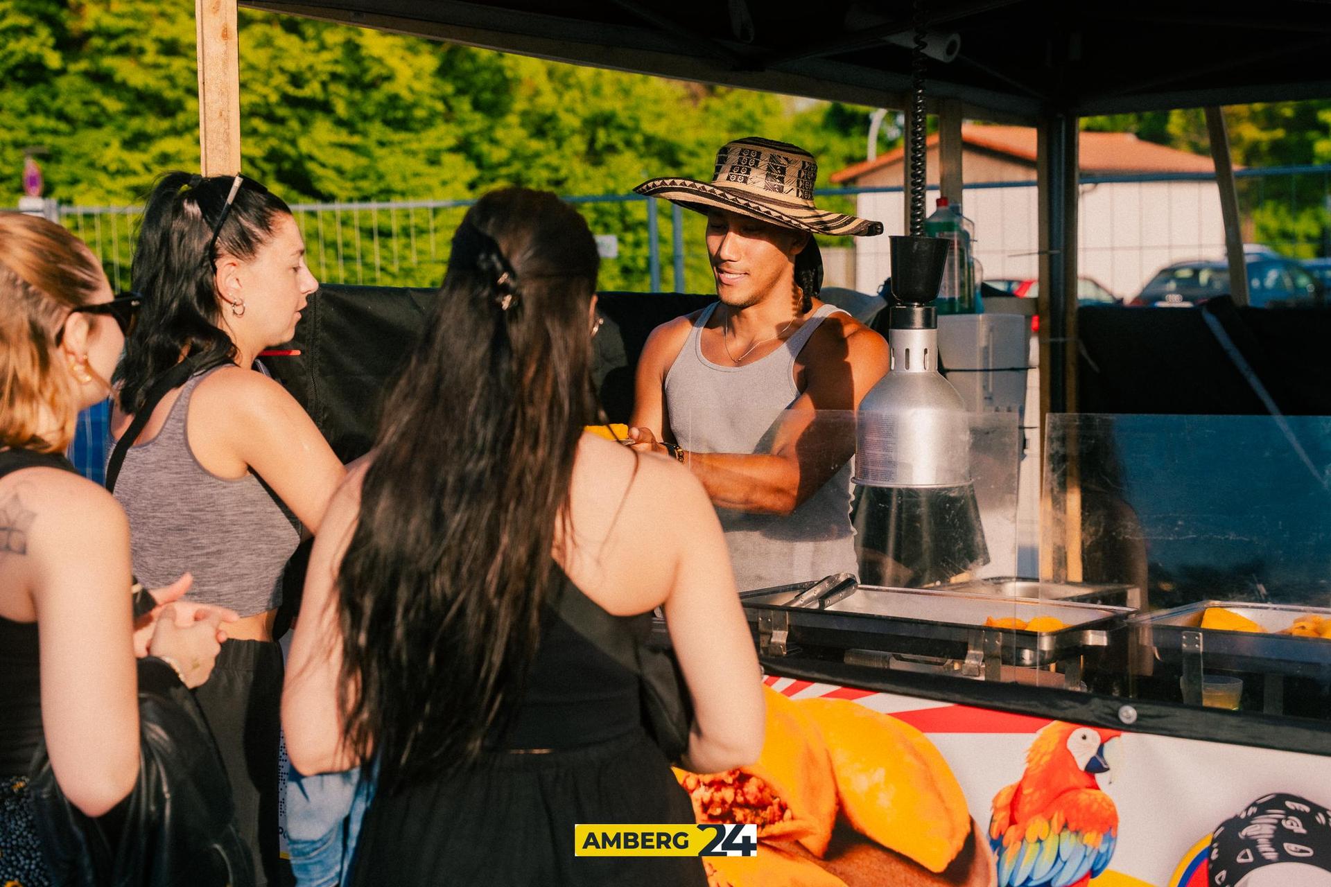 Auf dem Foodtruck-Festival in Amberg war am Freitag einiges los! (Bild: David Mueller)