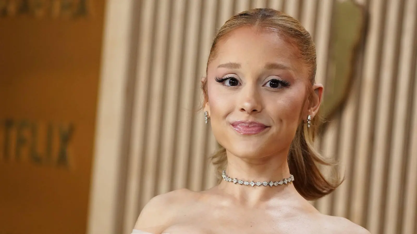 Ariana Grande und weitere Stars unterzeichneten eine Petition für den Erhalt der Hotline. (Archivbild) (Bild: Jordan Strauss/Invision via AP/dpa)