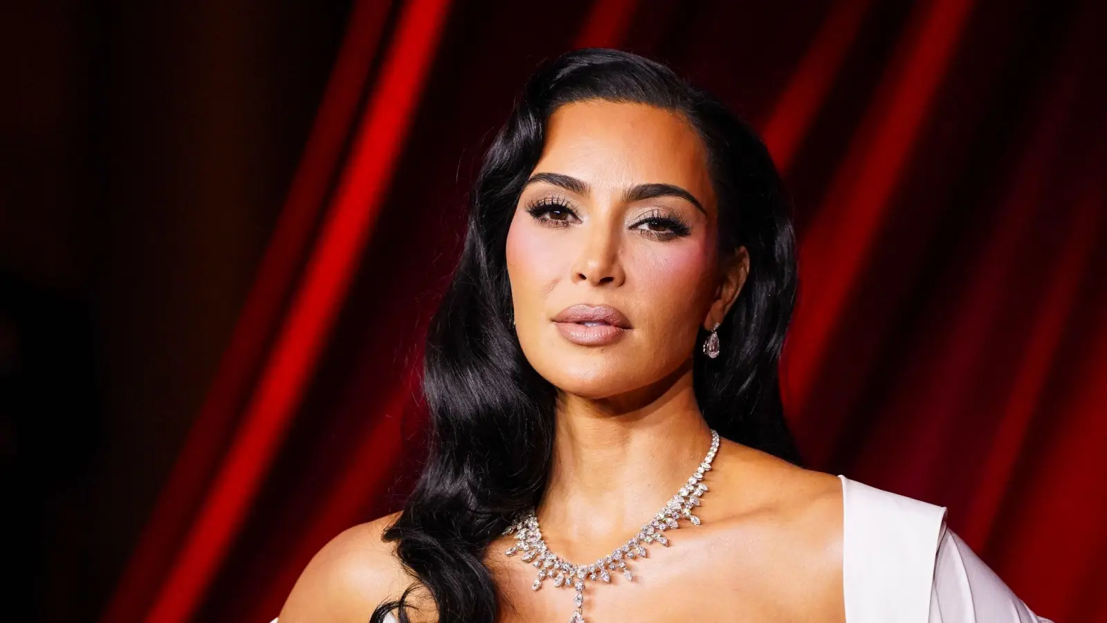 Kim Kardashian schließt ihr Jura-Studium ab.  (Archivbild: Jordan Strauss/Invision/AP/dpa)