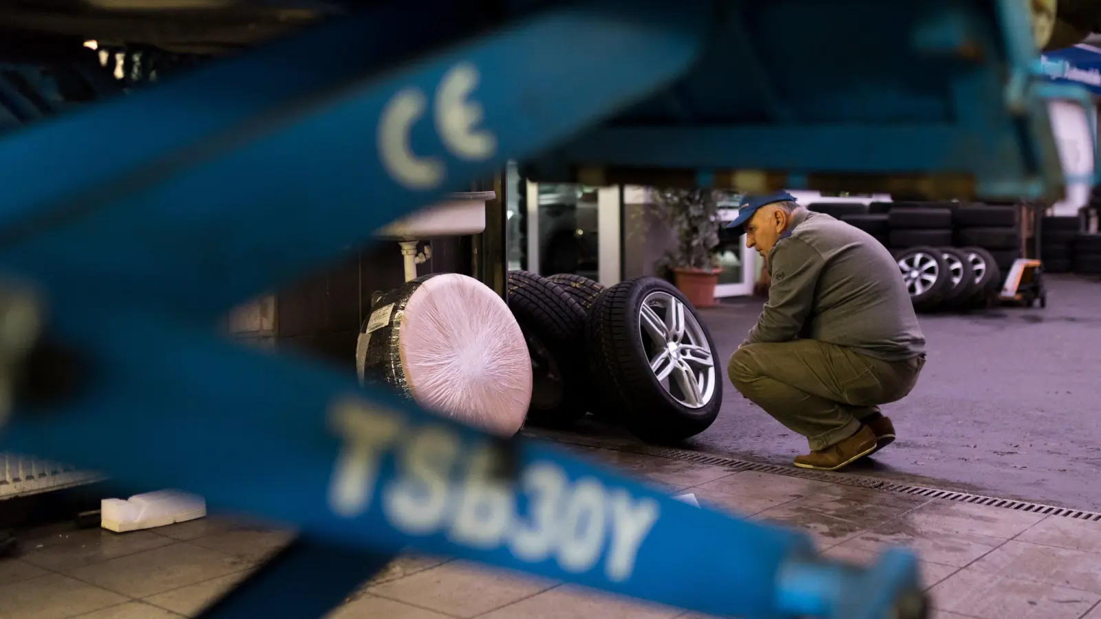 Räderwechsel in der Werkstatt: Spätestens vor dem ersten Schneefall sollte das erledigt sein.  (Bild: Alexander Heinl/dpa)