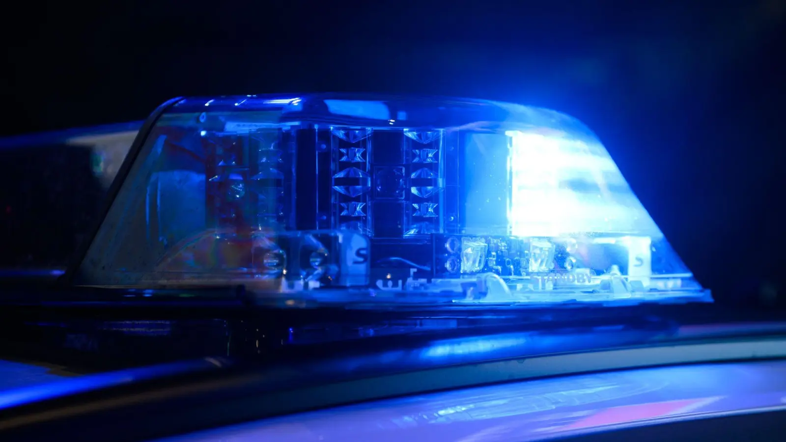 Ein unbekannter Verkehrsteilnehmer fuhr in Sulzbach-Rosenberg ein Auto an und hinterließ einen Schaden von circa 2000 Euro.  (Symbolbild: Julian Stratenschulte/dpa)