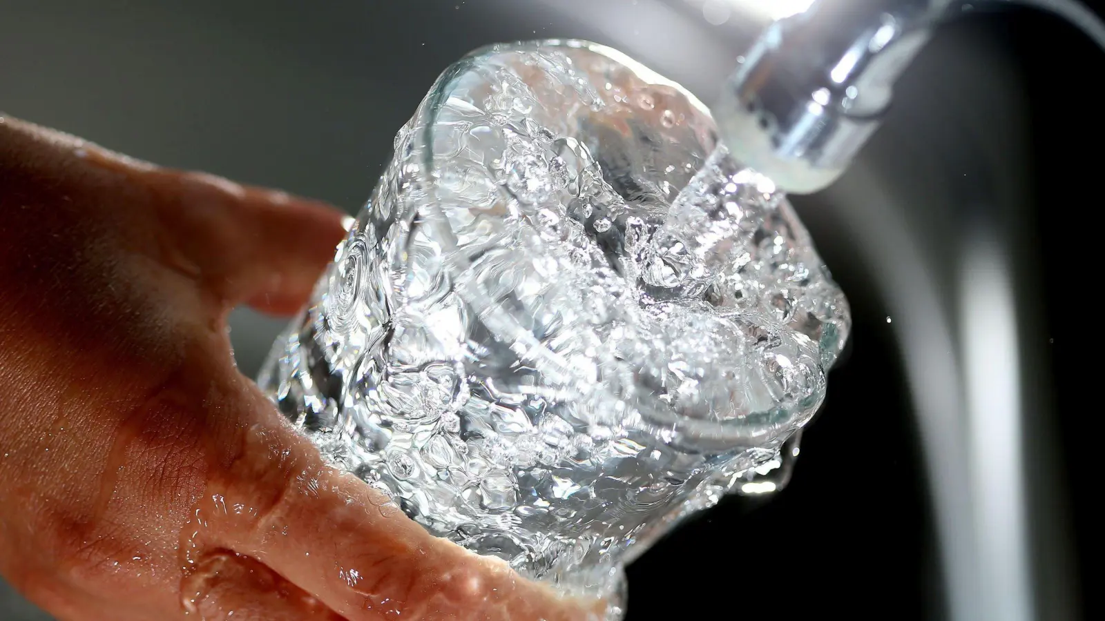 Das Trinkwasser aus dem Brunnengelände Haag weist wieder einwandfreie Werte auf und muss nicht mehr abgekocht werden. (Symbolbild: Oliver Berg/dpa)