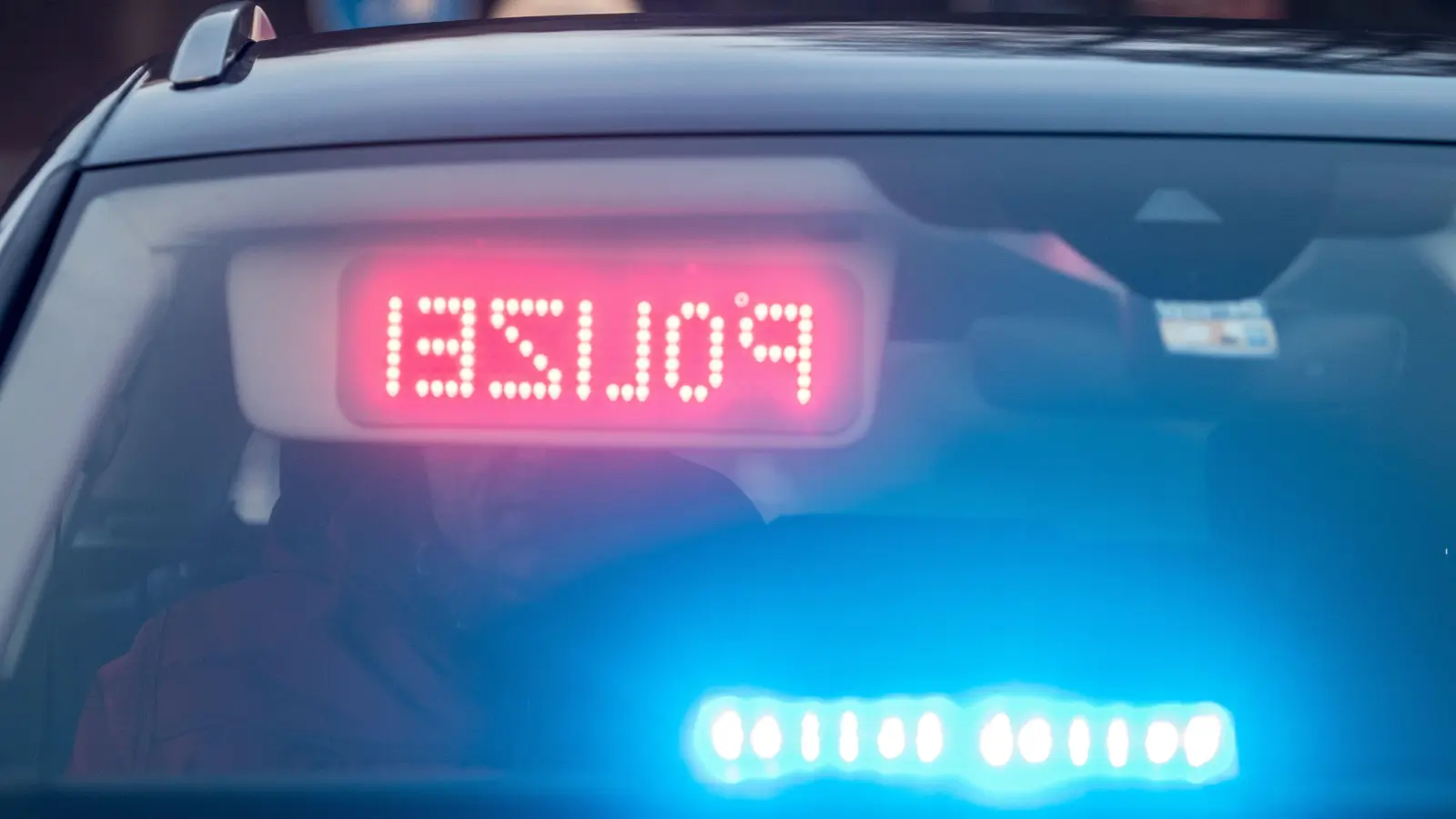 Ein Motorradfahrer erlitt Verletzungen, als er nahe Ehenfeld von einem Lastwagen angefahren worden ist. (Symbolbild: Armin Weigel/dpa)