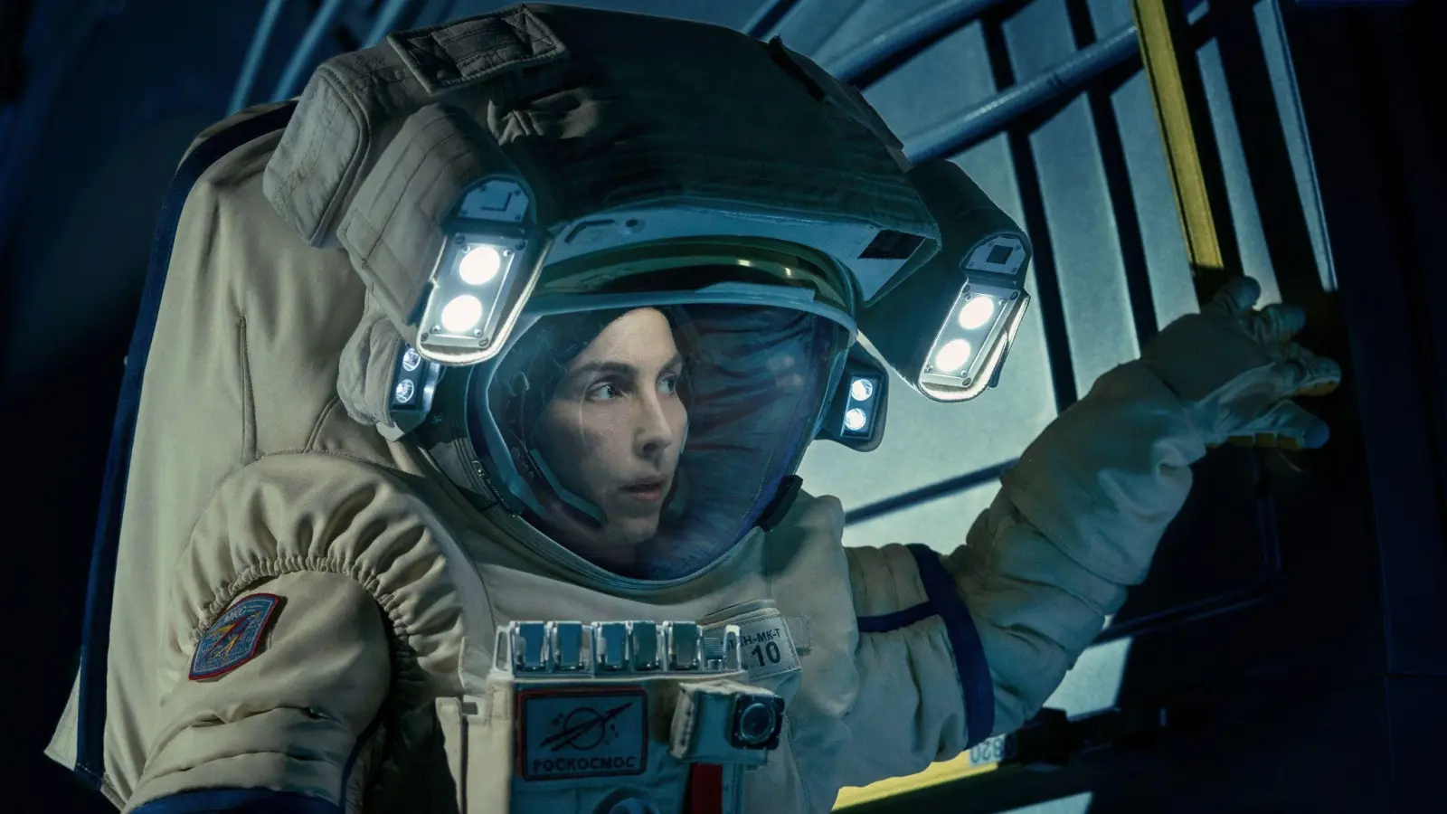 Noomi Rapace in einer Szene aus „Constellation“. (Bild: Julia Terjung/Apple TV+/dpa)