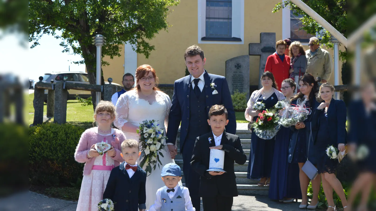 Maria und Alexander Scherr gaben sich in der Filialkirche Haag das Ja-Wort. (Bild: bej)