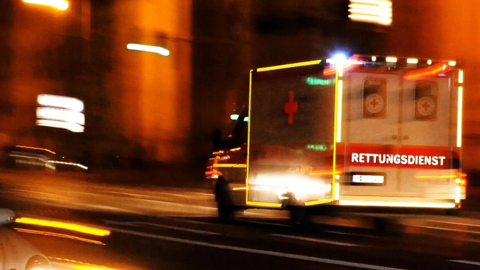 In Amberg kam es zu einem Auffahrunfall mit einem Einsatzfahrzeug. (Symbolbild: Nicolas Armer)