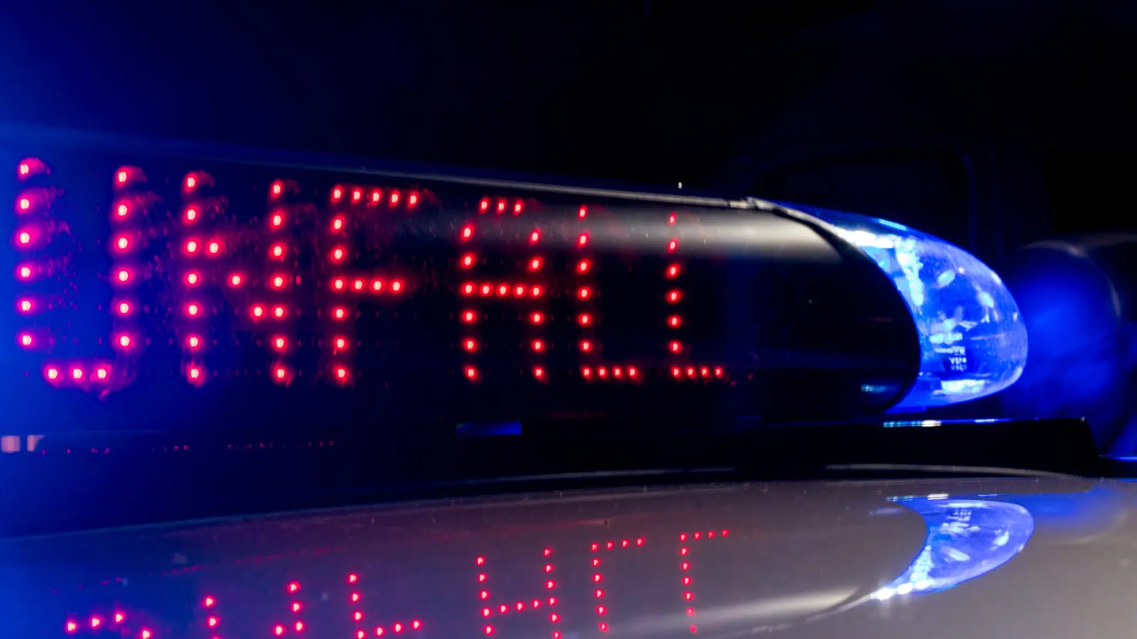 Bei einem Unfall in Amberg wird eine Radfahrerin verletzt. (Symbolbild: Monika Skolimowska/dpa)