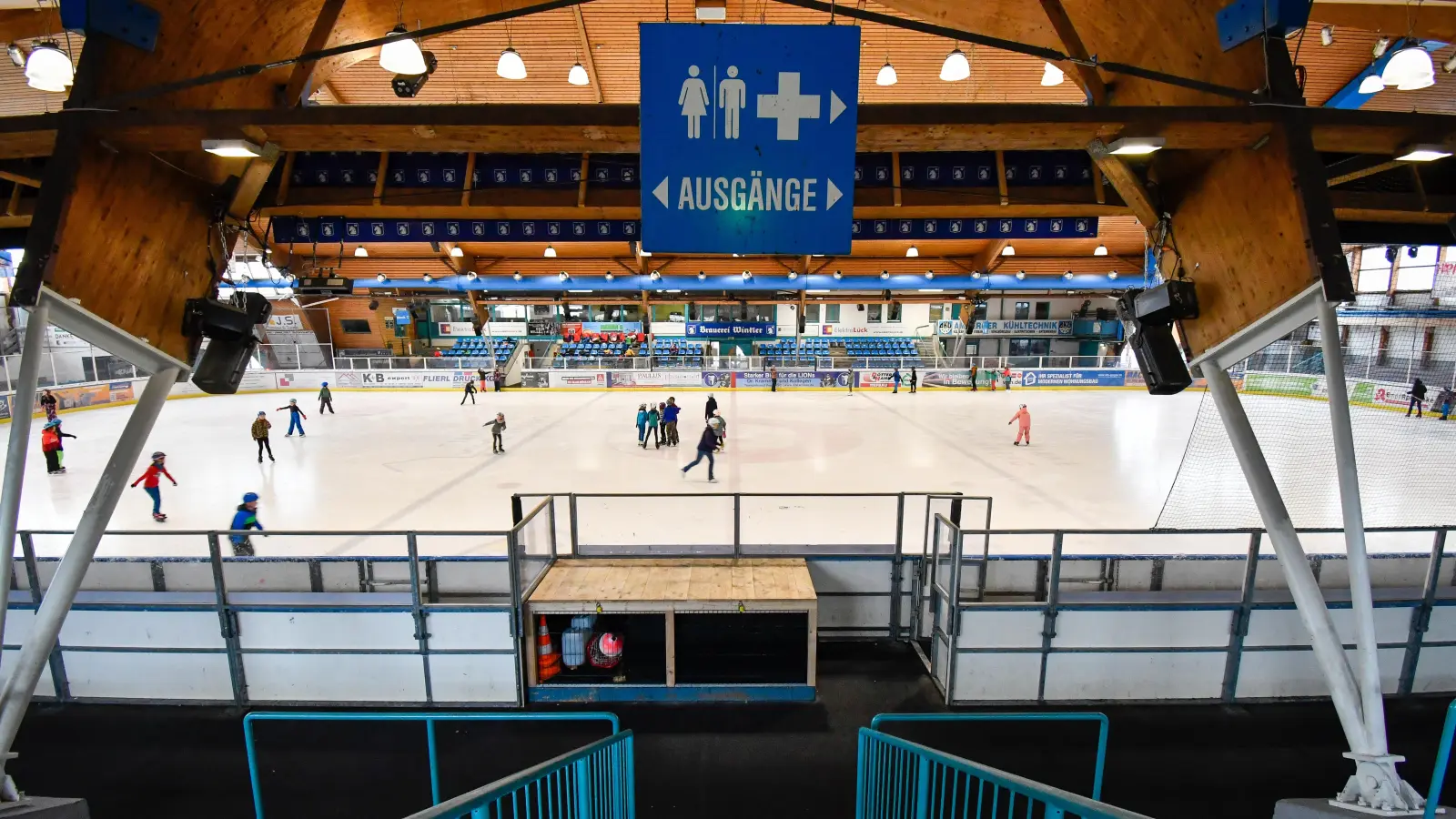 Eine 16-Jährige wurde in der Amberger Eishalle bestohlen.  (Bild: Petra Hartl)