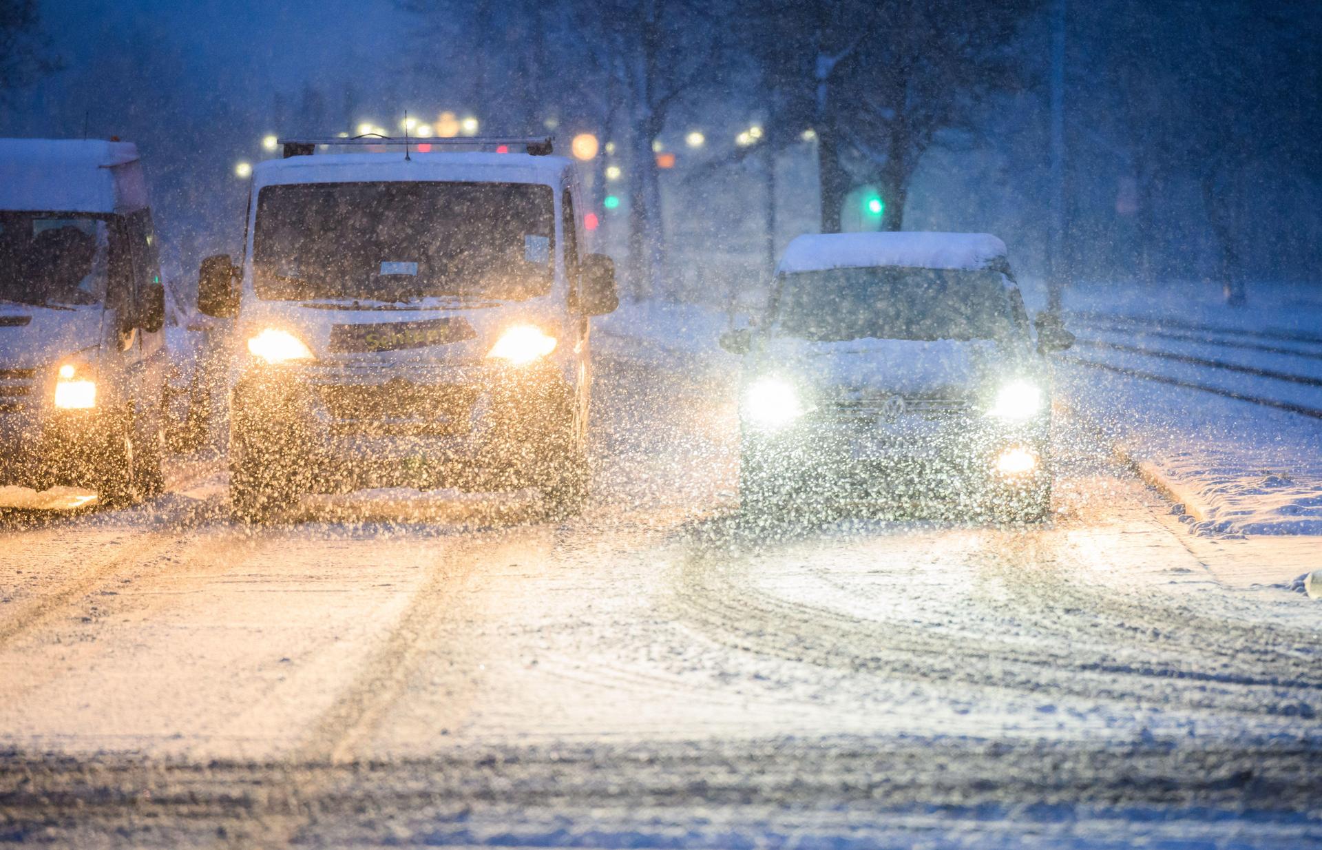 Wintereinbruch in der Oberpfalz: Schnee und Eis führten zu Unfällen und Stürzen. Trotzdem war die Zahl der Einsätze zwischen 5 und 10.30 Uhr überschaubar. (Symbolbild: Julian Stratenschulte/dpa)