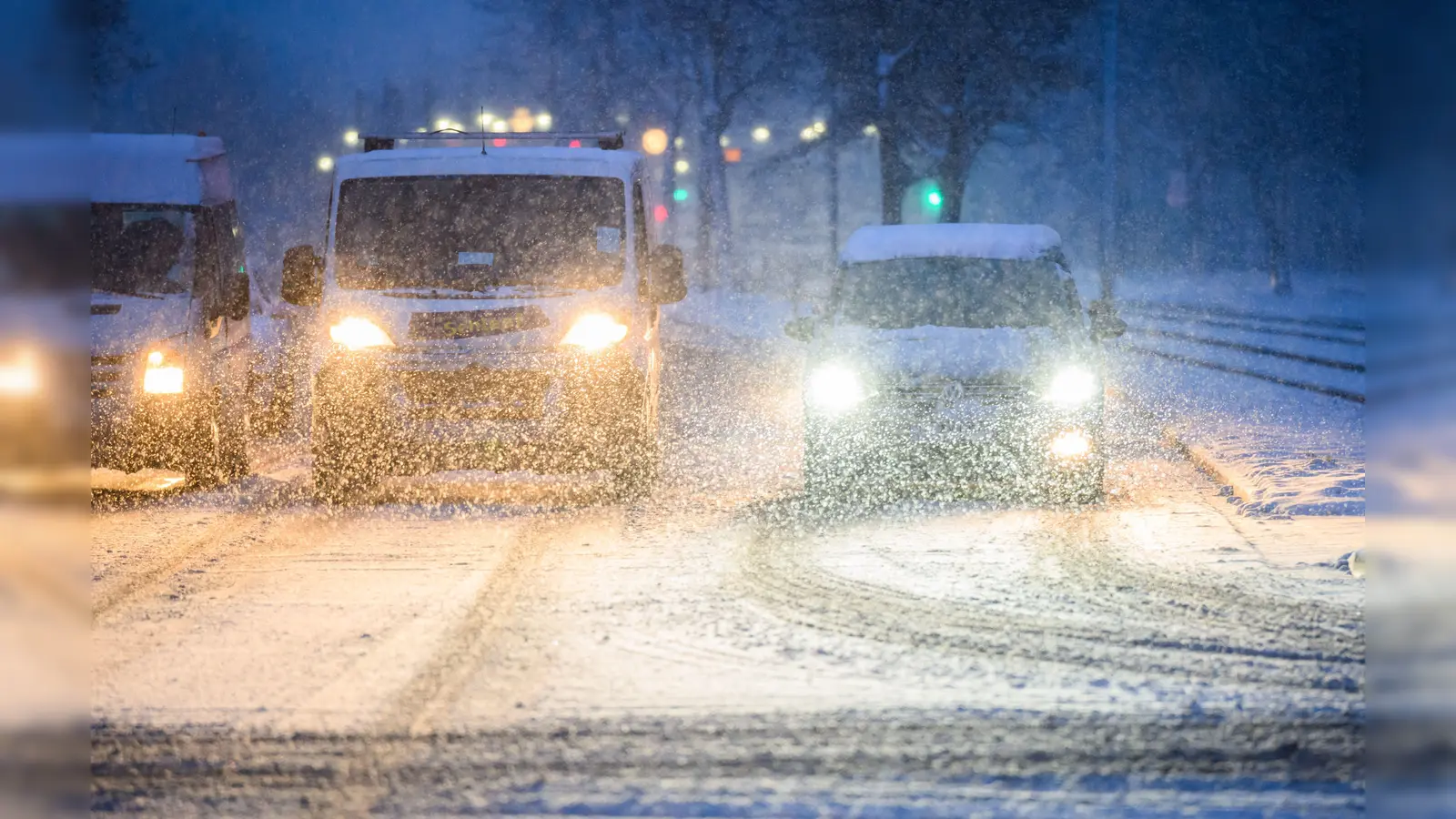 Wintereinbruch in der Oberpfalz: Schnee und Eis führten zu Unfällen und Stürzen. Trotzdem war die Zahl der Einsätze zwischen 5 und 10.30 Uhr überschaubar. (Symbolbild: Julian Stratenschulte/dpa)