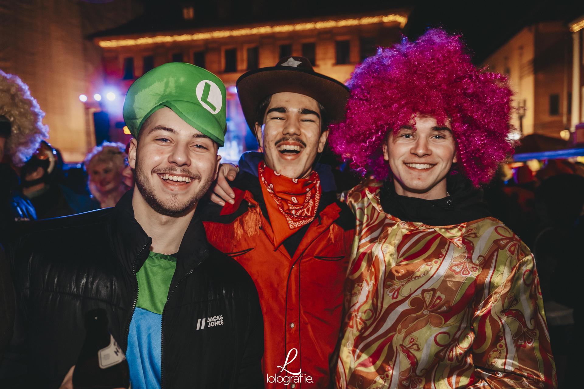Hexennacht in Amberg. Die Fotos vom Weiberfasching am Marktplatz, exklusiv auf Amberg24.de (Bild: Lolografie)