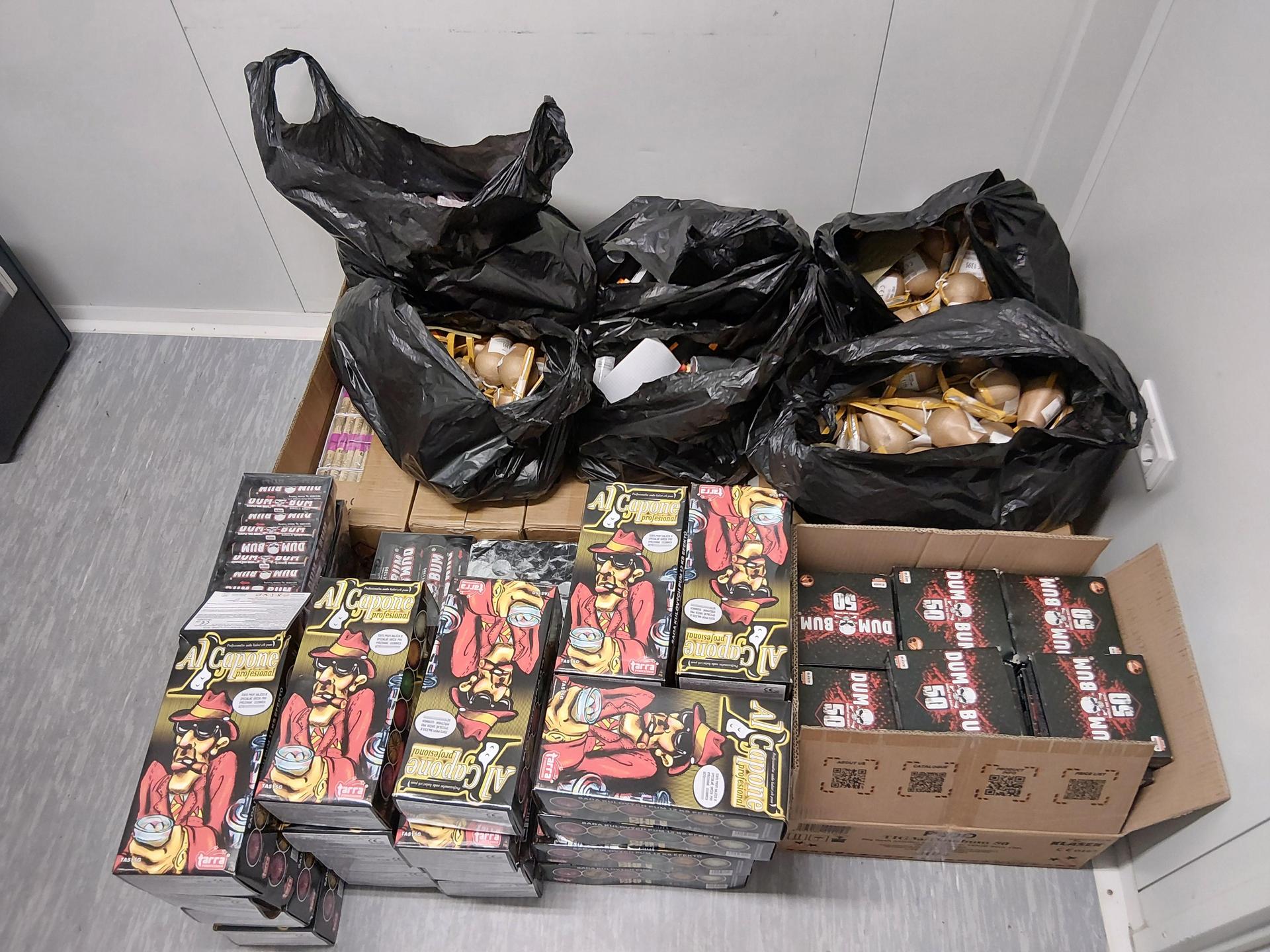 Nicht auszudenken, wenn Feuerwerk mit 47 Kilogramm Nettoexplosivmasse in einem Auto detonieren würde. (Bild: Bundespolizei)