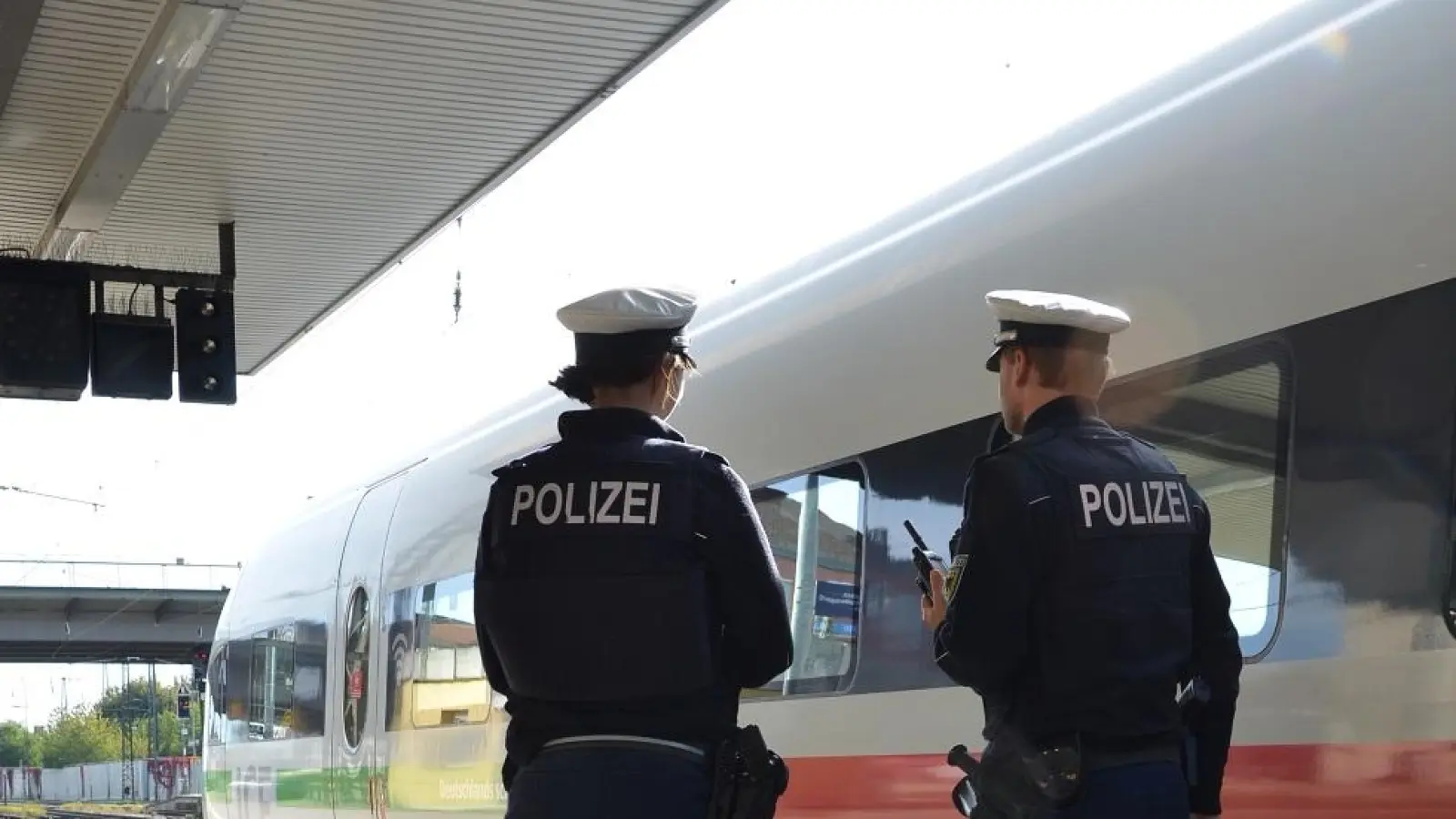 Eine Bundespolizeistreife wartete bereits am Hauptbahnhof in Regensburg auf den Intercity-Express von Kiel nach Regensburg. Dort nahmen sie den Fahrgast, der eine junge Frau im Bordrestaurant belästigt haben soll, fest. (Symbolbild: Bundespolizei)