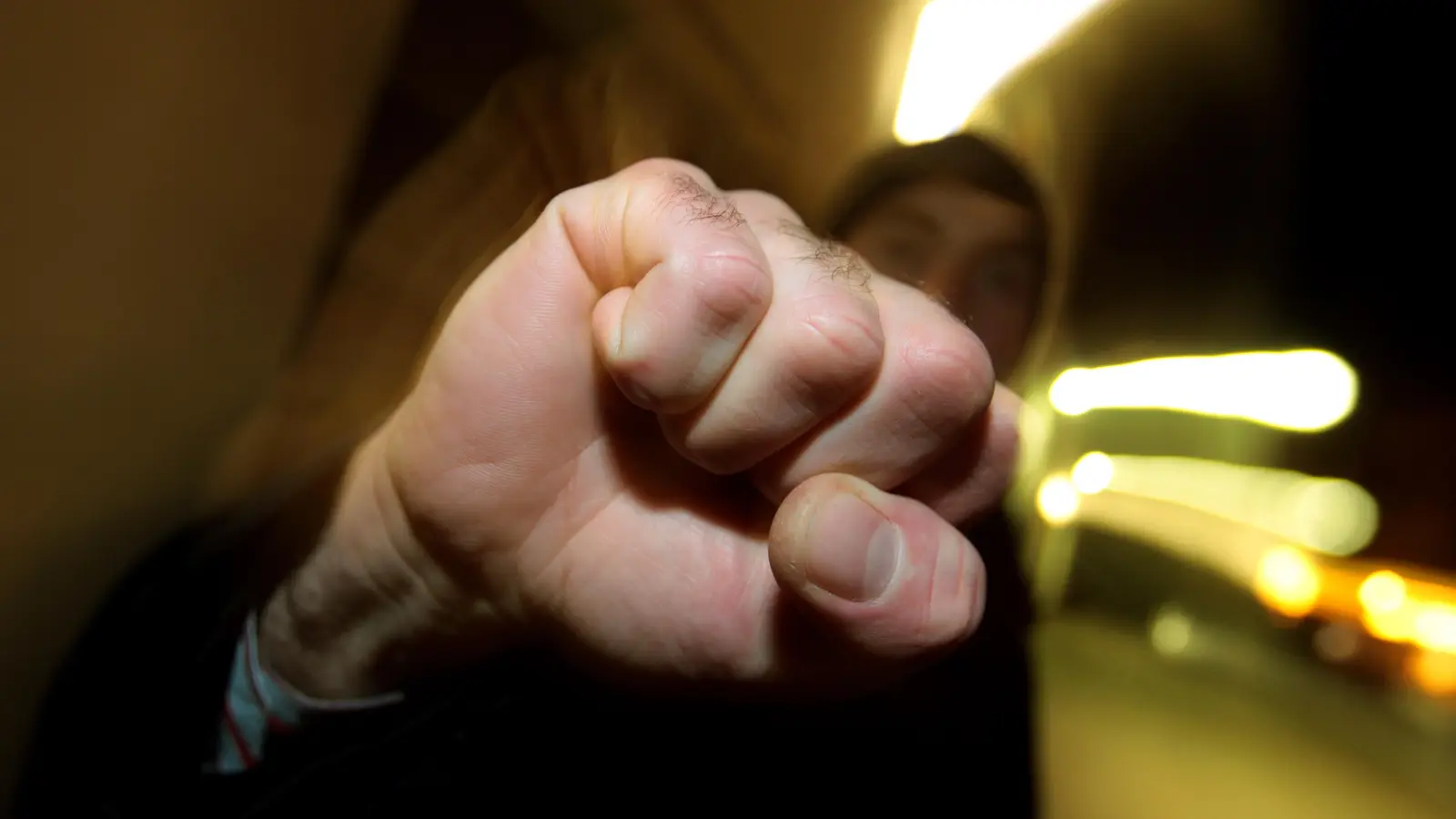Einen Schlag ins Gesicht erhielt ein Amberger in der Nacht zum Sonntag vor einer Disco. (Symbolbild: Karl-Josef Hildenbrand, dpa)