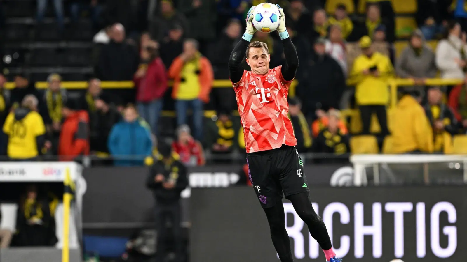 Münchens Torhüter Manuel Neuer wärmt sich auf. (Bild: Federico Gambarini/dpa)