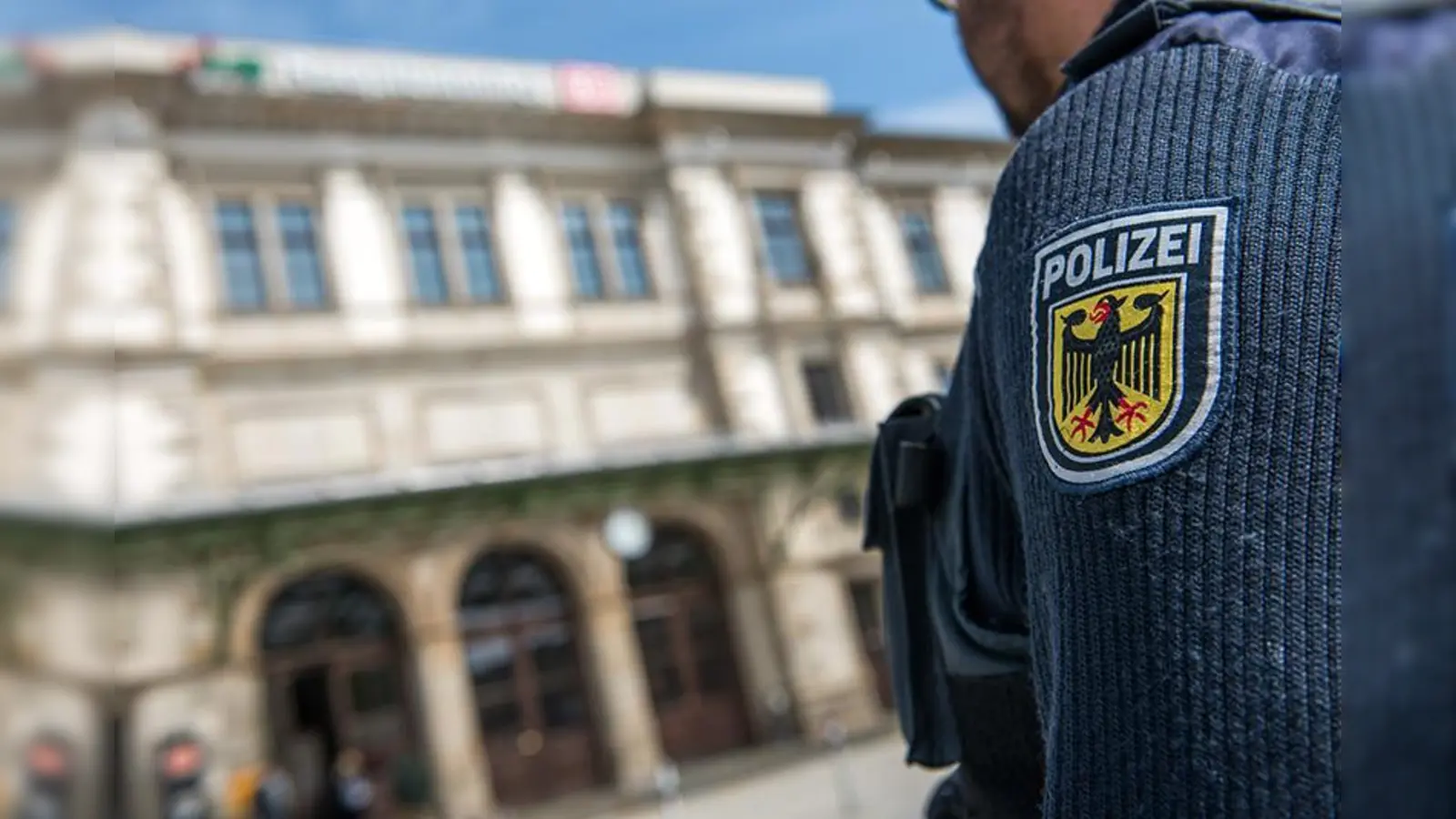 Am Ostermontag hat ein 39-jähriger Betrunkener Regensburger Polizisten den Hitlergruß gezeigt. (Bild: Bundespolizei/Alexandra Stolze)