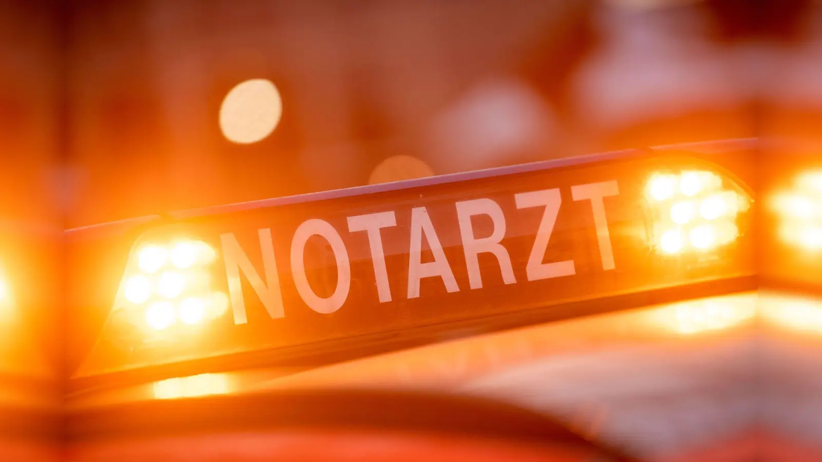 In Amberg wurde eine 85-jährige Fußgängerin von einem Pkw erfasst und schwer verletzt. Der Unfall ereignete sich beim Ausparken. (Symbolbild: Lino Mirgeler/dpa/Archivbild)