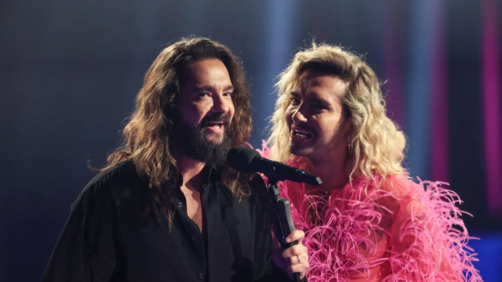 Tom (l) und Bill Kaulitz von der Band Tokio Hotel sind zum ersten Mal bei „LOL: Last One Laughing” mit dabei. (Bild: Friso Gentsch/dpa)