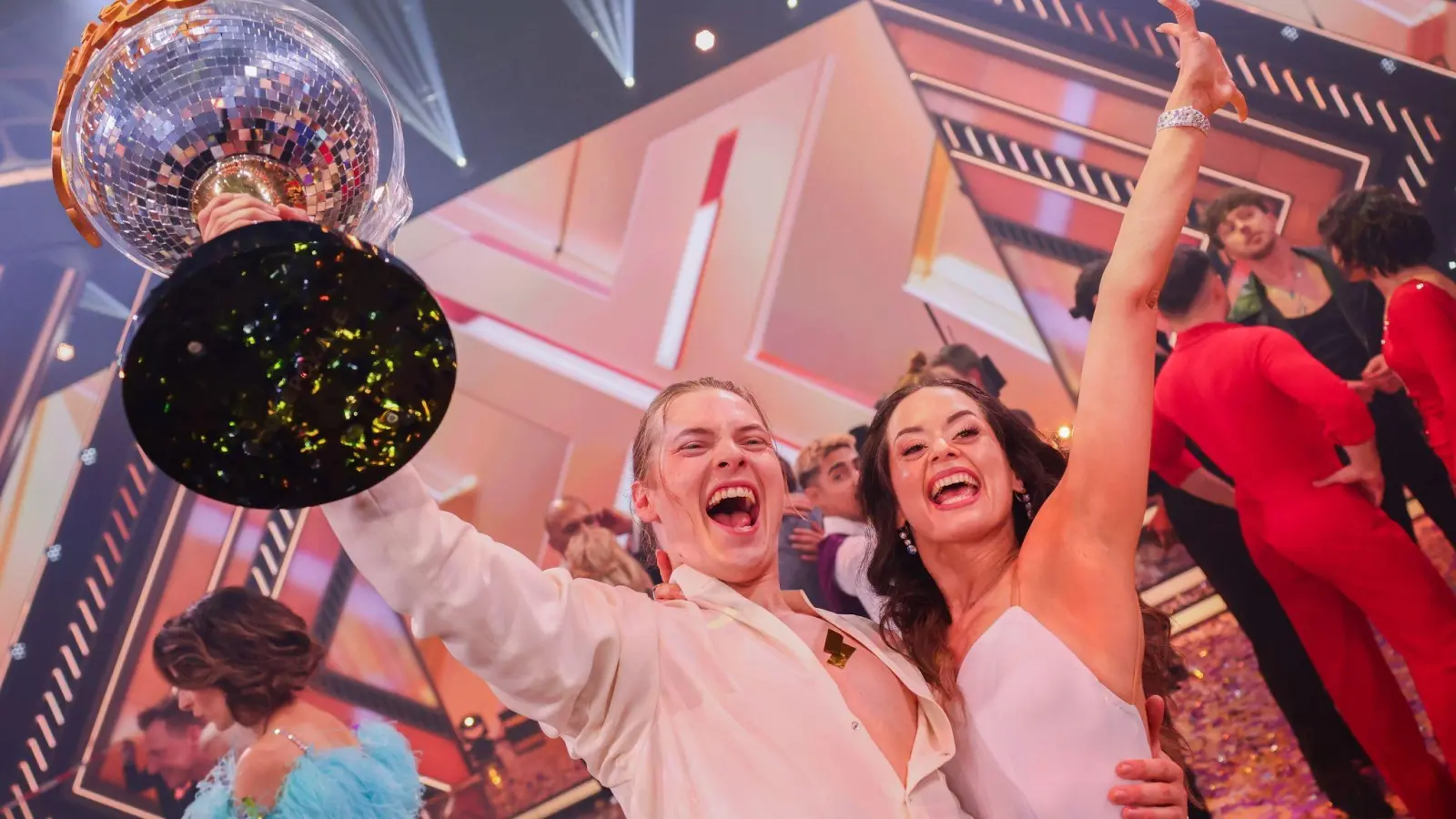 Der Favorit Gabriel Kelly, Sänger, freut sich mit Tanzpartnerin Malika Dzumaev über den Sieg und den Titel „Dancing Star 2024“. (Bild: Rolf Vennenbernd/dpa)