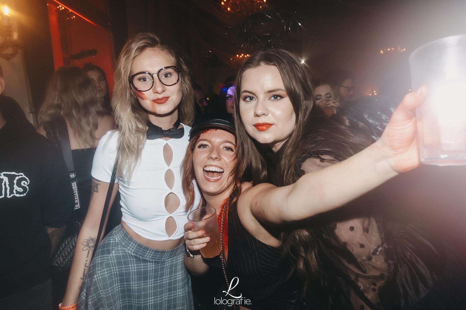 „Creepy Carneval” - das war das Motto der Halloween-Nacht im Casino. Und creepy waren auch viele der Partygäste mit ihren Verkleidungen. (Bild: Leonie Hartung)